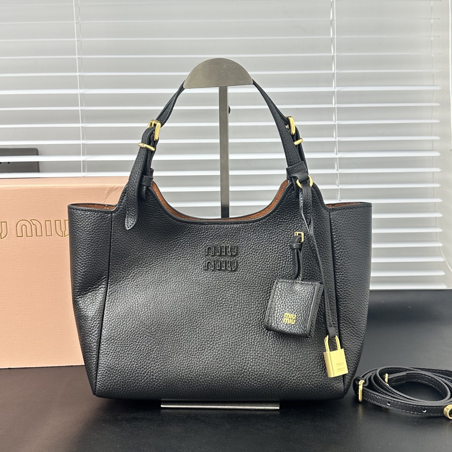 新作通販 超美品 ミュウミュウ レザー鞄 ハンドバッグ