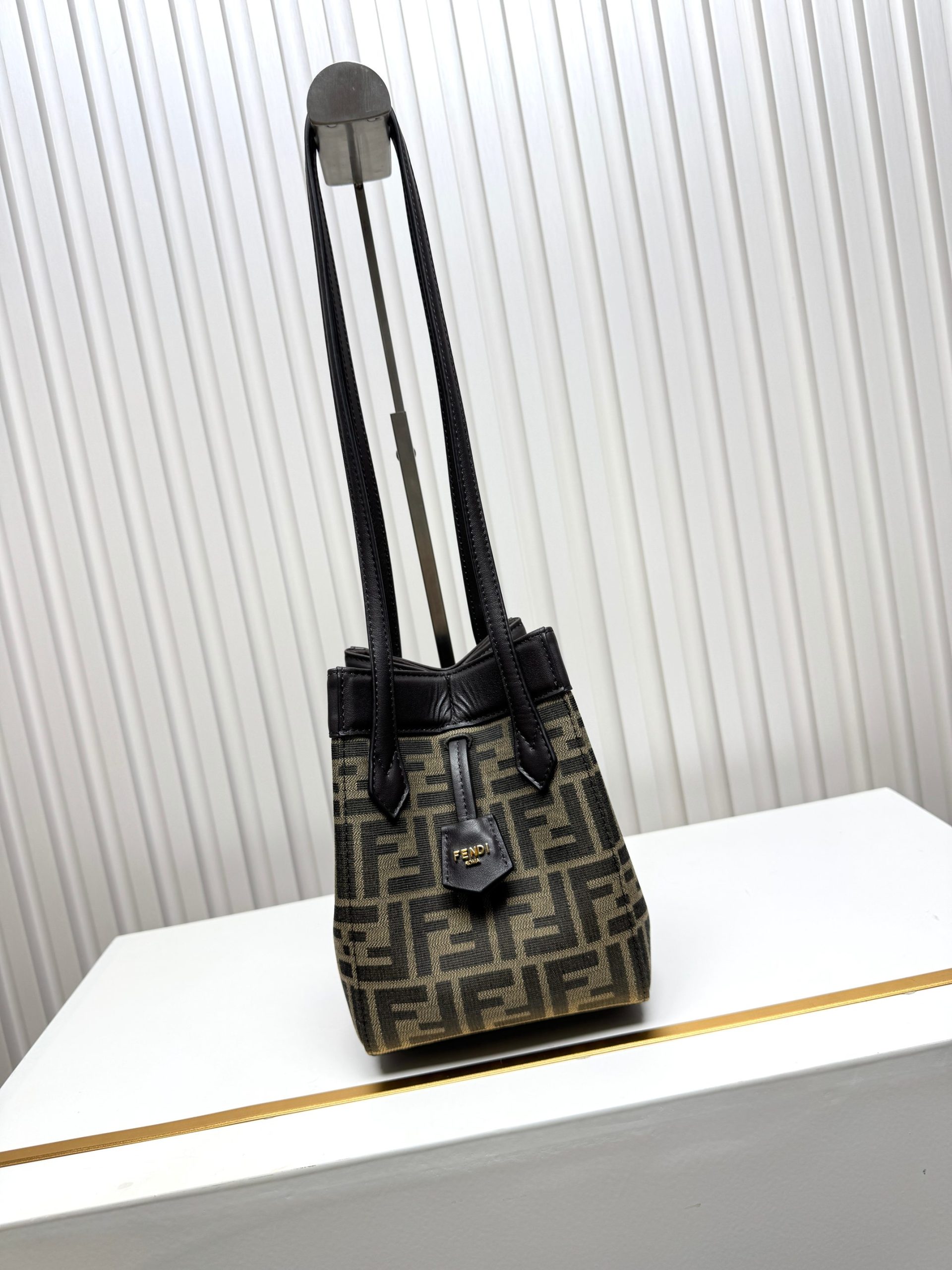 新作通販 超美品 フェンディ 鞄 ハンドバッグ