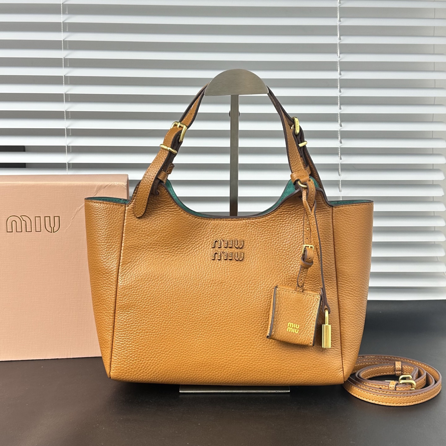 新作通販 超美品 ミュウミュウ レザー鞄 ハンドバッグ 2512