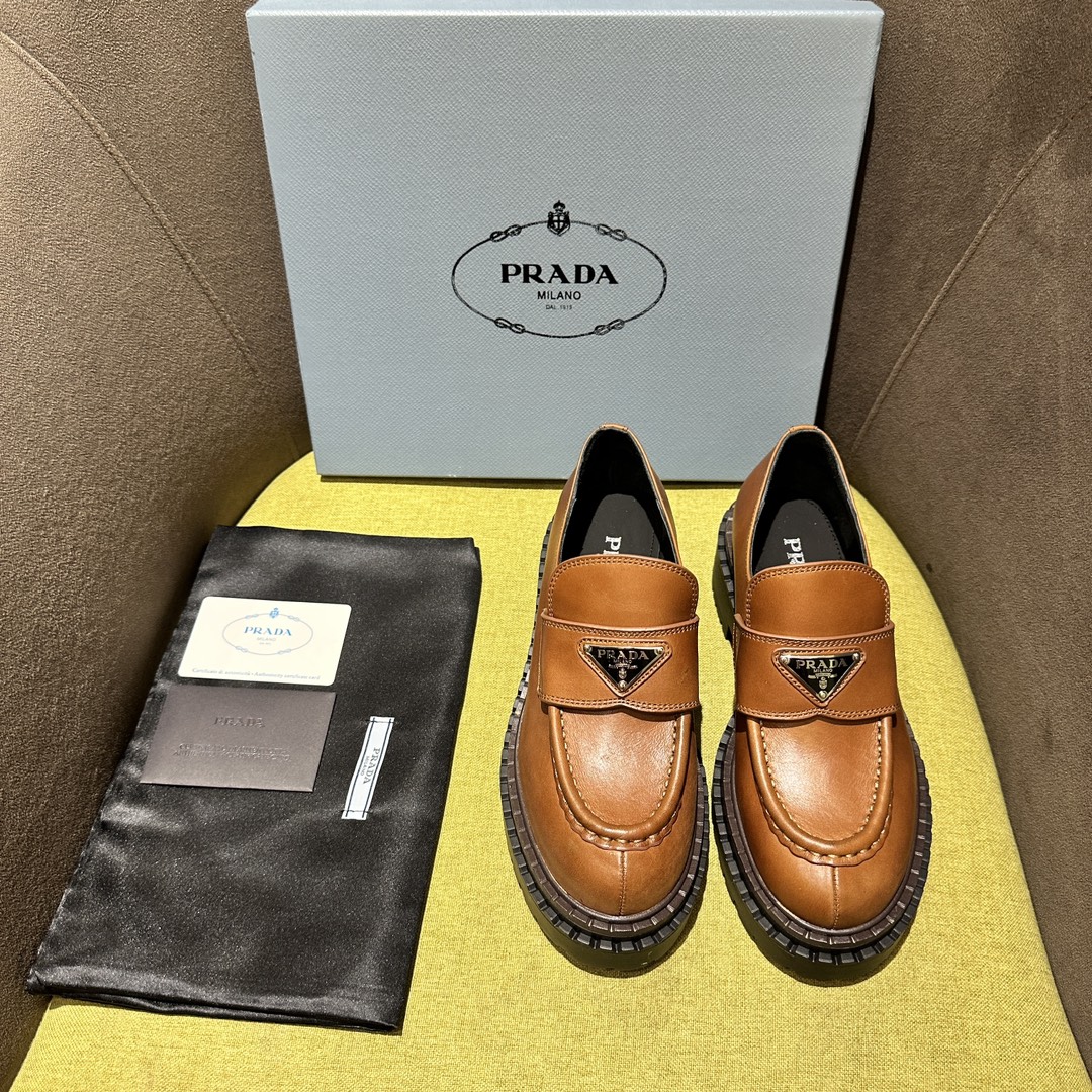 靴 プラダ ローファー/フラットシューズ レディース