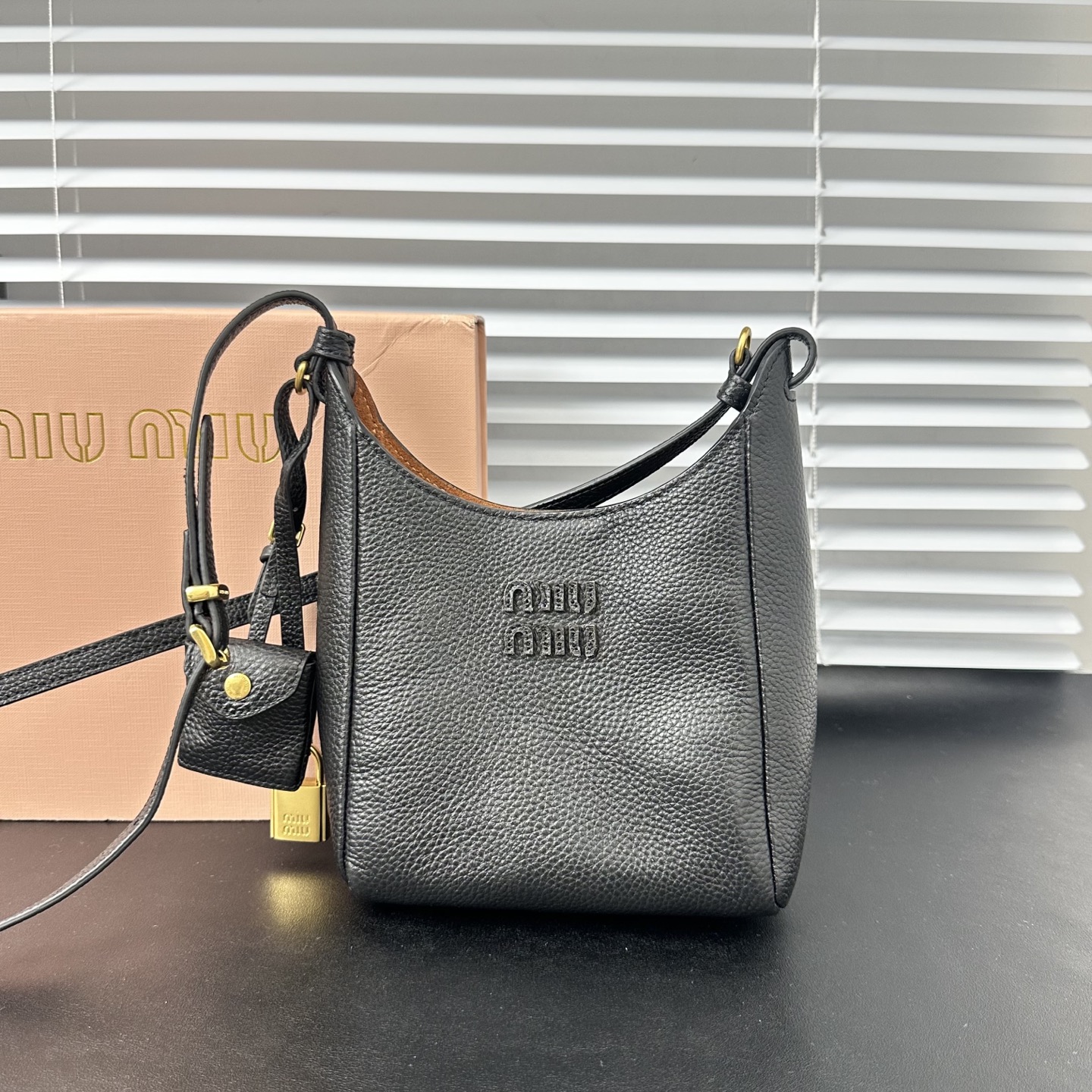 新作通販 超美品 ミュウミュウ 鞄 バケットバッグ