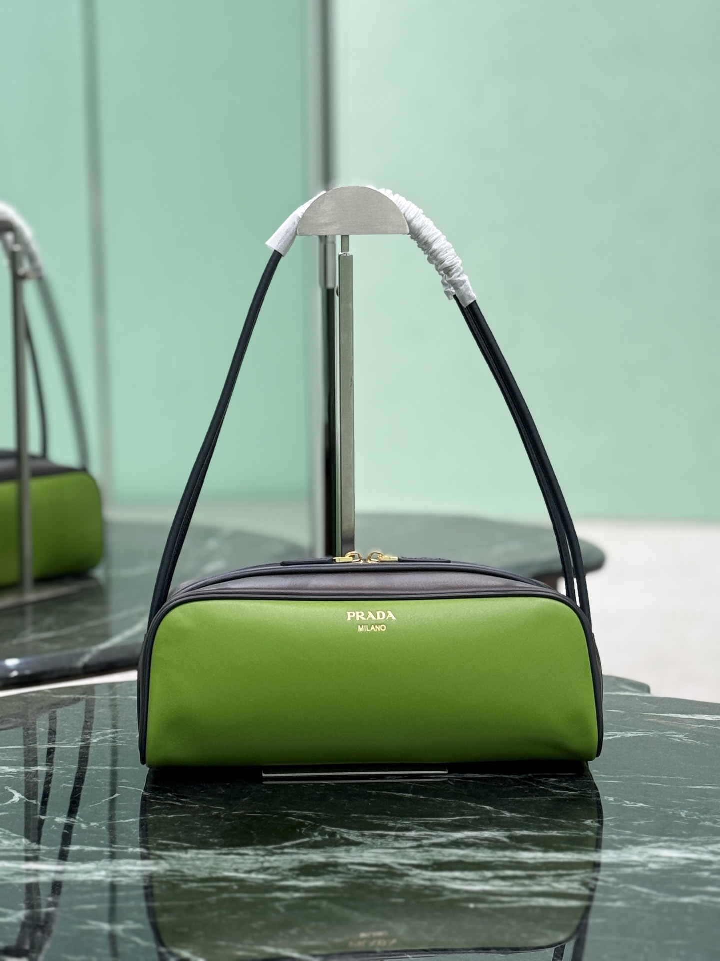 新作通販 超美品 プラダ スムースレザー ショルダーバッグ 2512