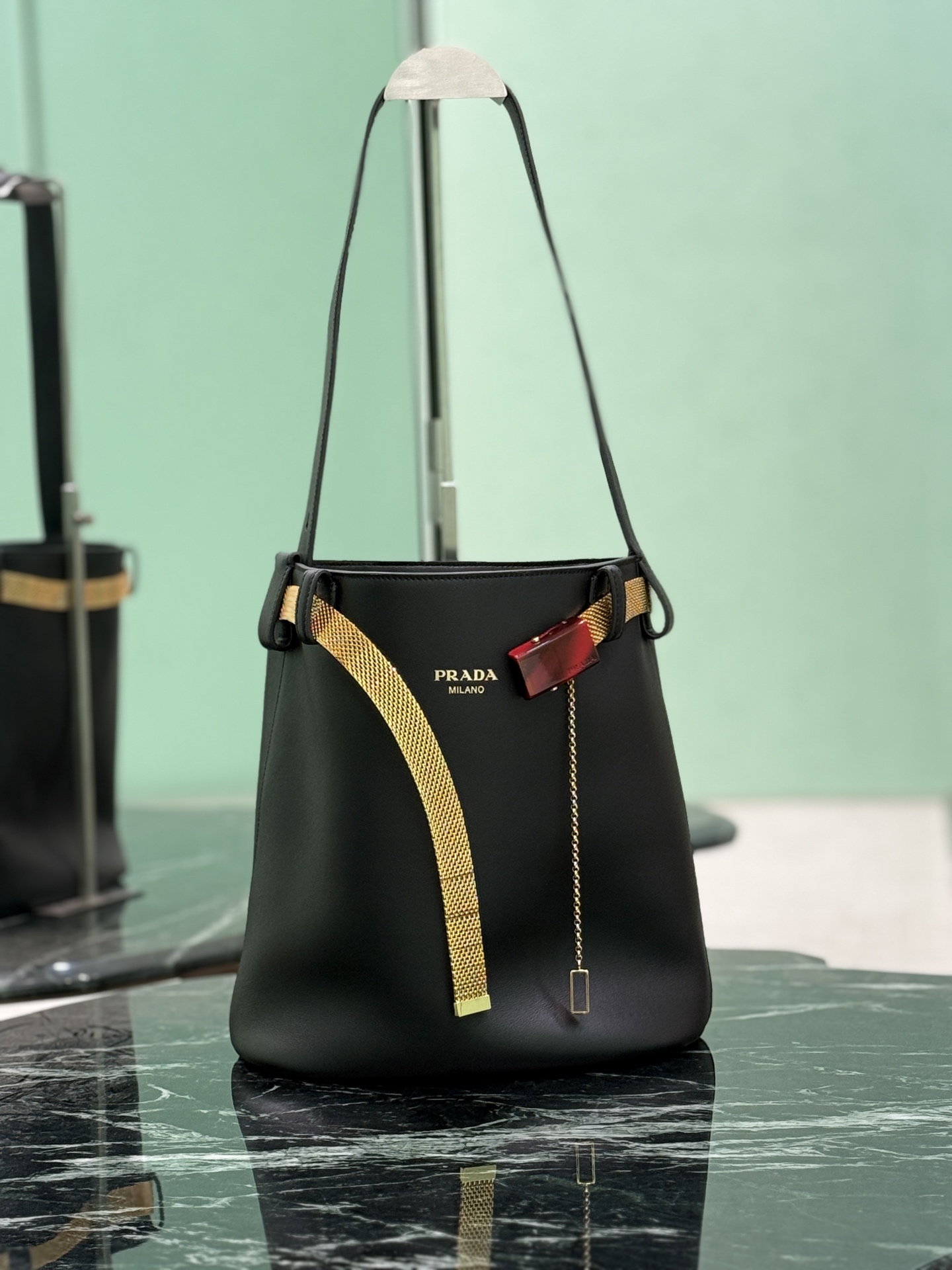 新作通販 超美品 プラダ 鞄 バックル ベルト付 レザー