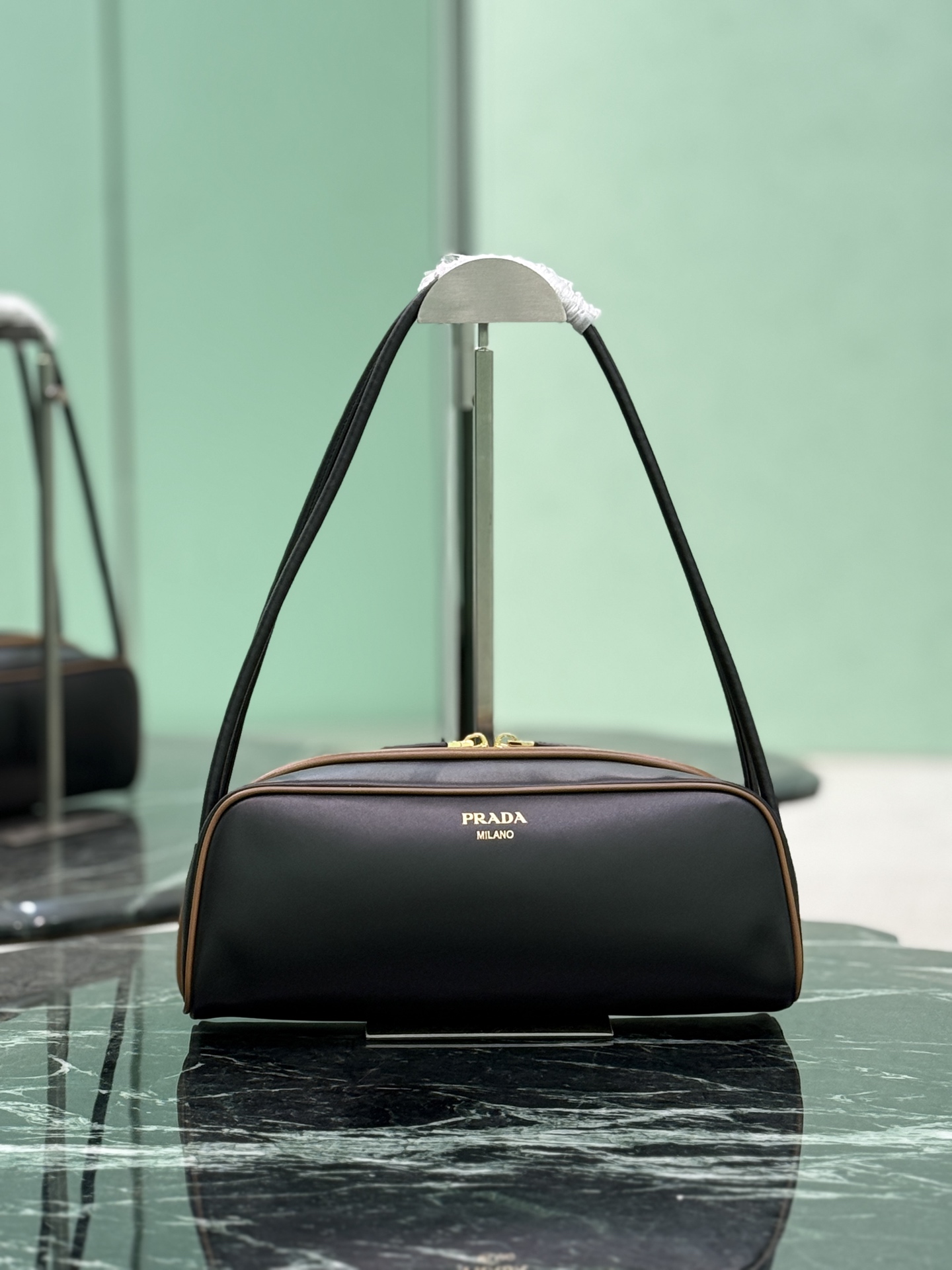 新作通販 超美品 プラダ スムースレザー ショルダーバッグ