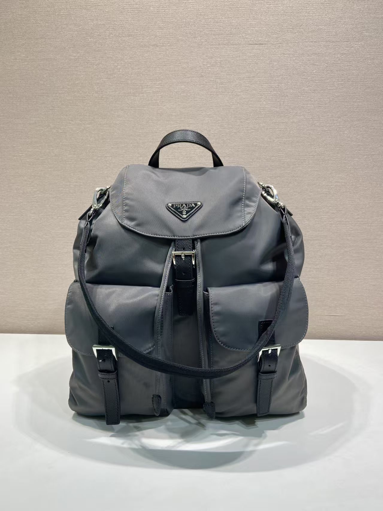 新作通販 超美品 プラダ 鞄 Re-Nylon 後背包 リュック 2512