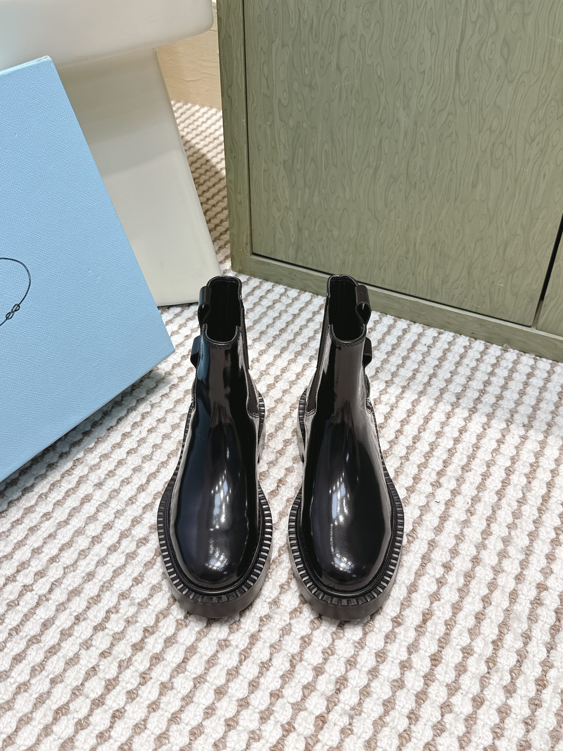 新着ブーツ買取 プラダ ショートレインブーツ レディース