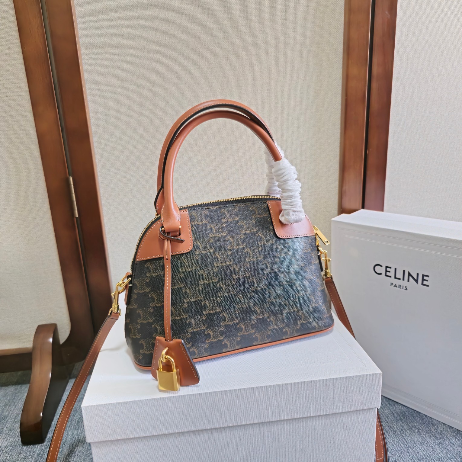 セリーヌ ショルダーバッグ CE TEEN HONORINE