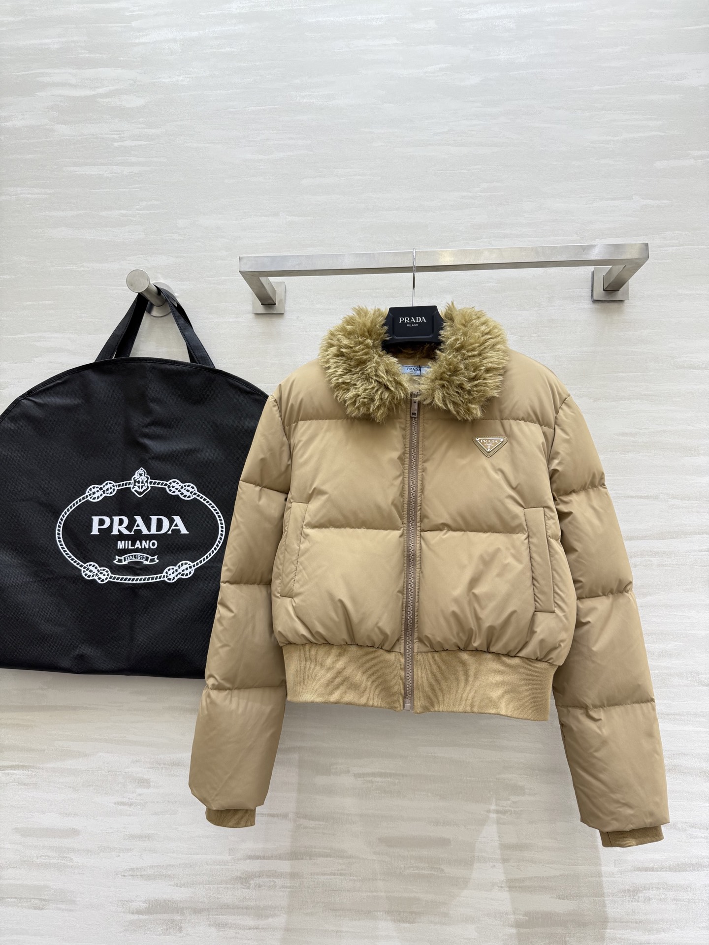 新作続々入荷中! 女性プラダ ダウンジャケットジャケット