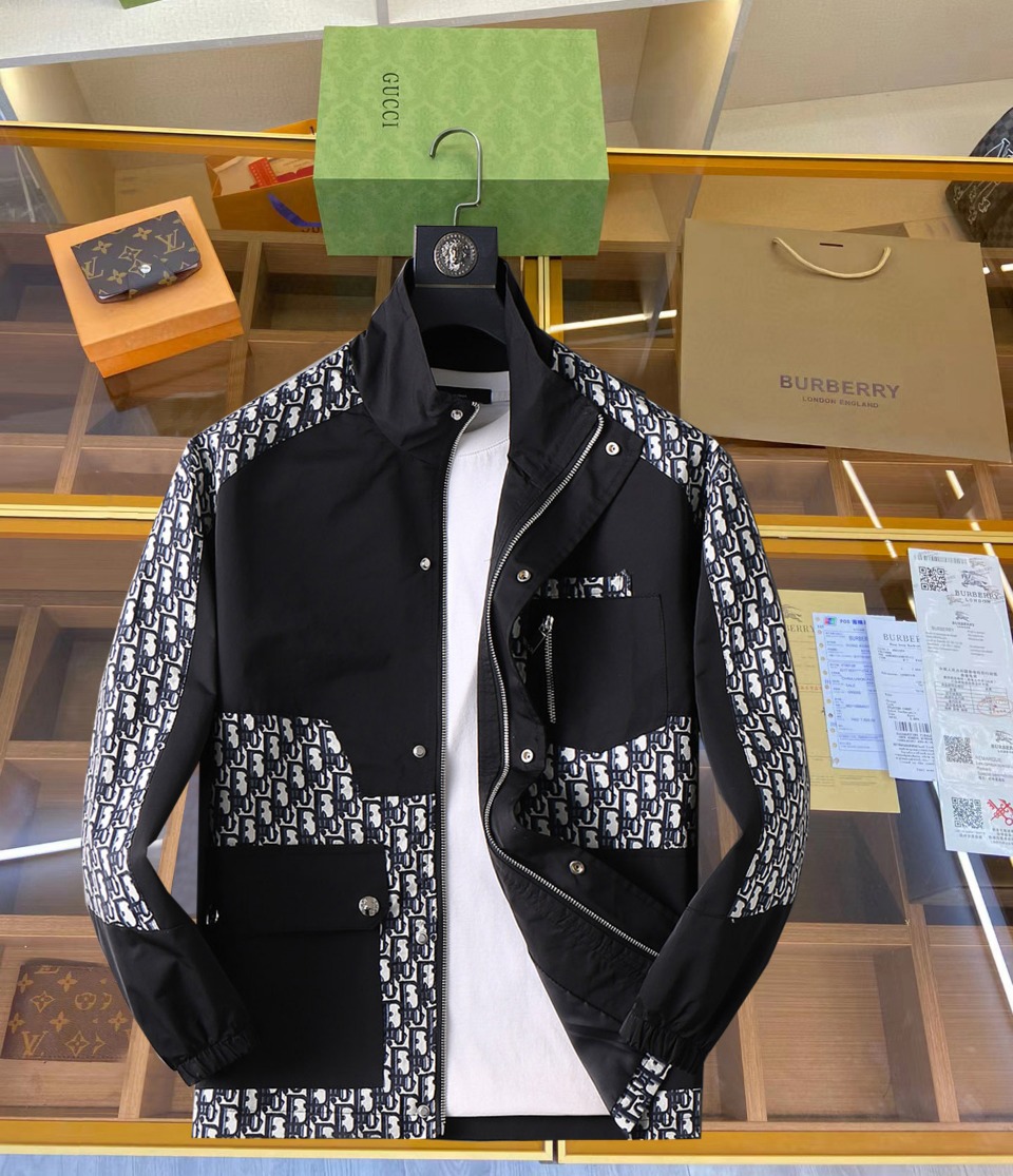 今季の秋冬暖かい服 クリスチャンディオール アウター/トレンチコート