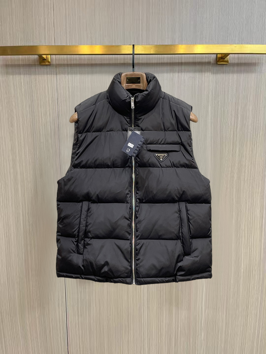秋冬暖かい服 プラダ ダウンジャケット ベスト