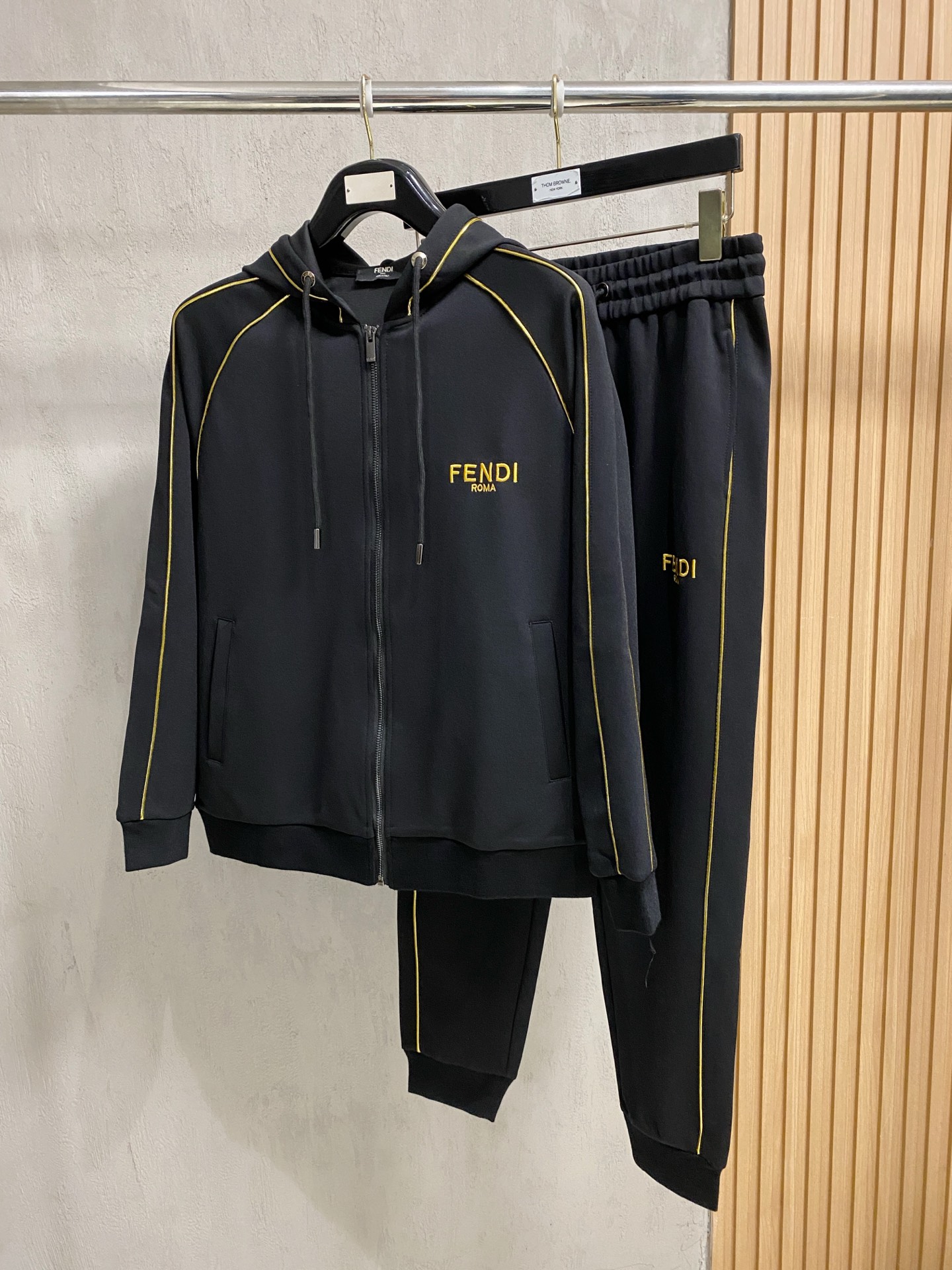 秋冬服 人気商品入荷 フェンディ 上下服 セットアップ? メンズ