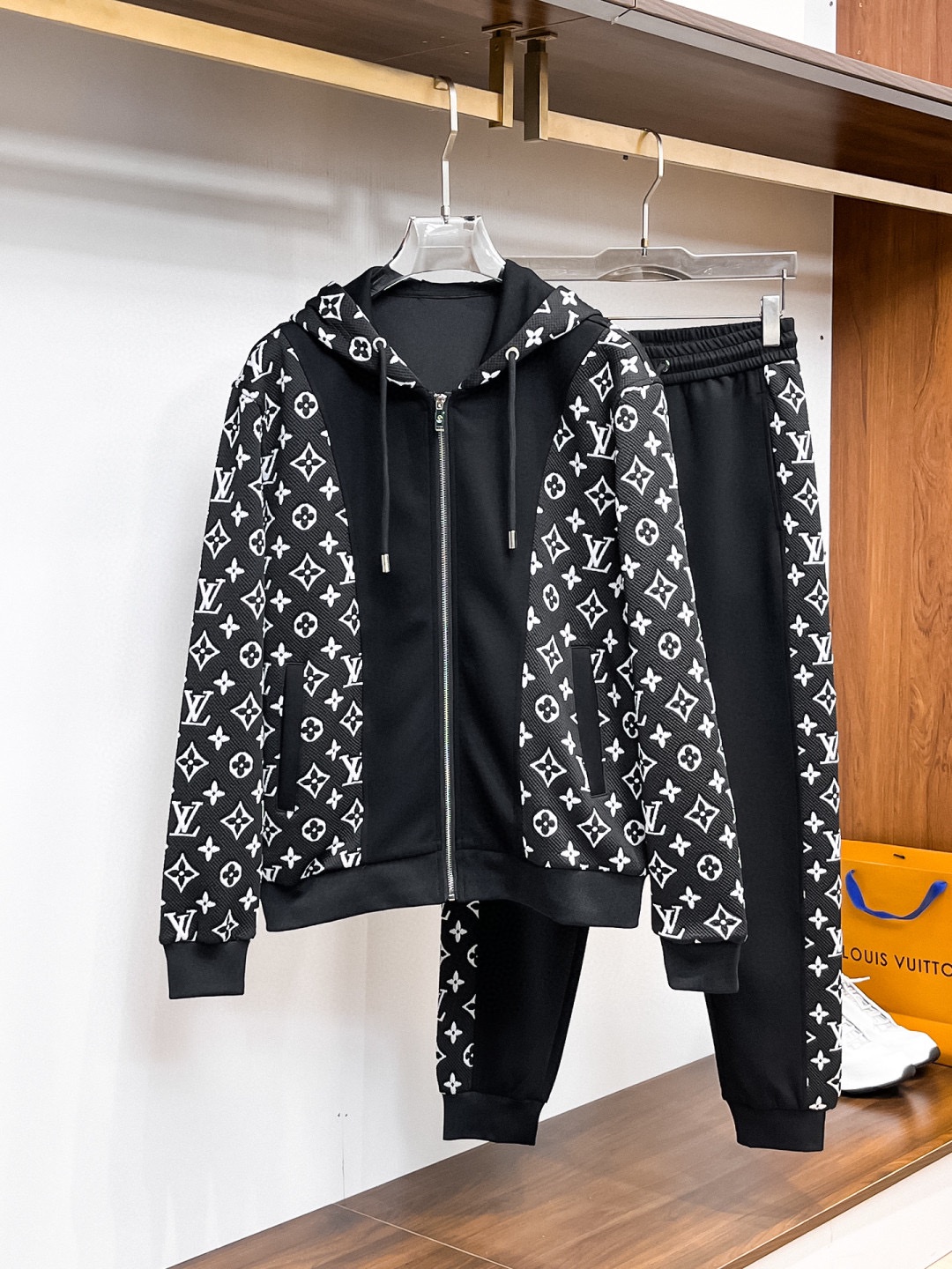 秋冬服 人気商品入荷 ルイヴィトン 上下服 セットアップ? メンズ