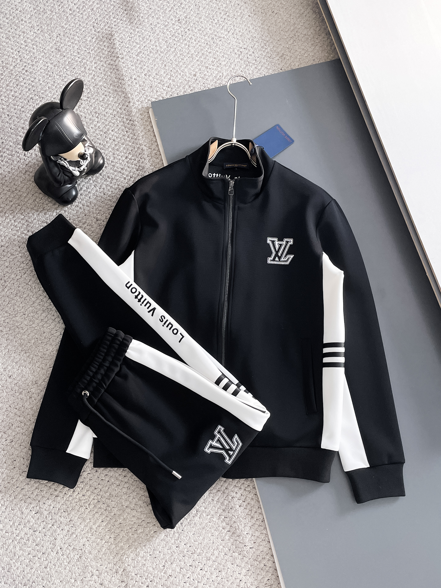 秋冬服 人気商品入荷 ルイヴィトン 上下服 セットアップ  メンズ