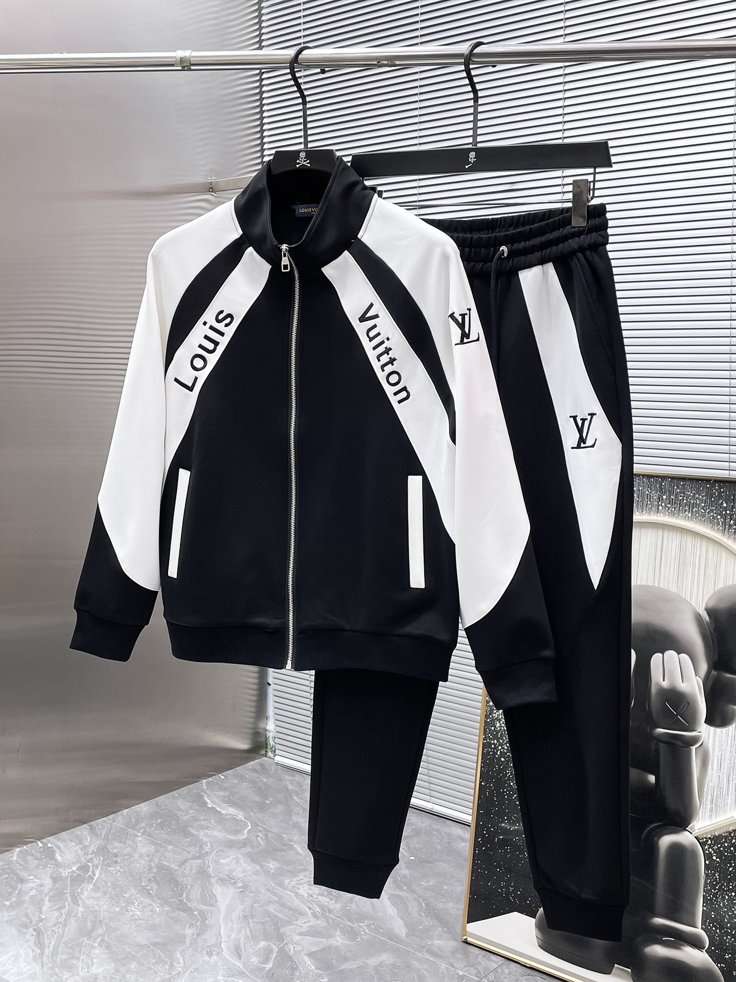 秋冬服 人気商品入荷 ルイヴィトン 上下服 セットアップ  メンズ