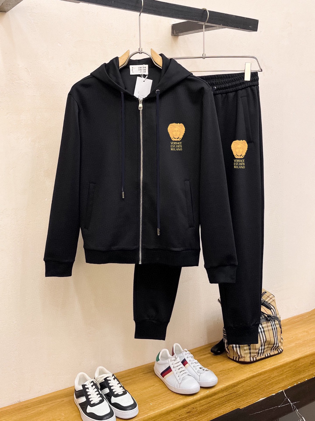 秋冬服 人気商品入荷 ヴェルサーチ スウェットセットアップ  メンズ