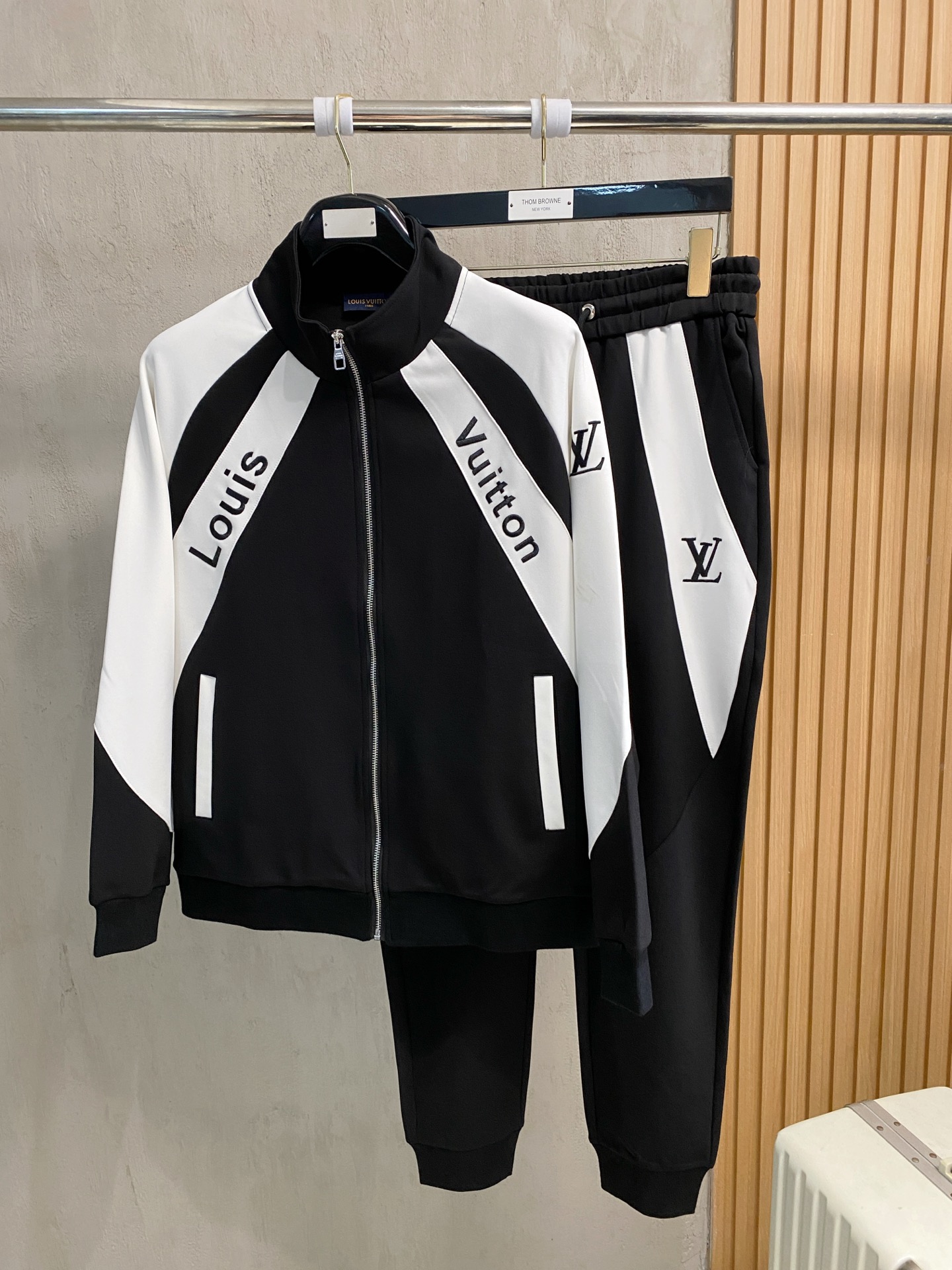 秋冬服 人気商品入荷 ルイヴィトン 上下服 野球 セットアップ