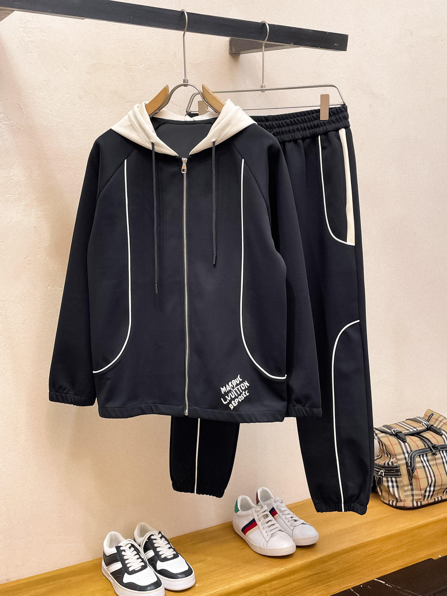 秋冬服 人気商品入荷 ルイヴィトン 上下服 セットアップ  メンズ