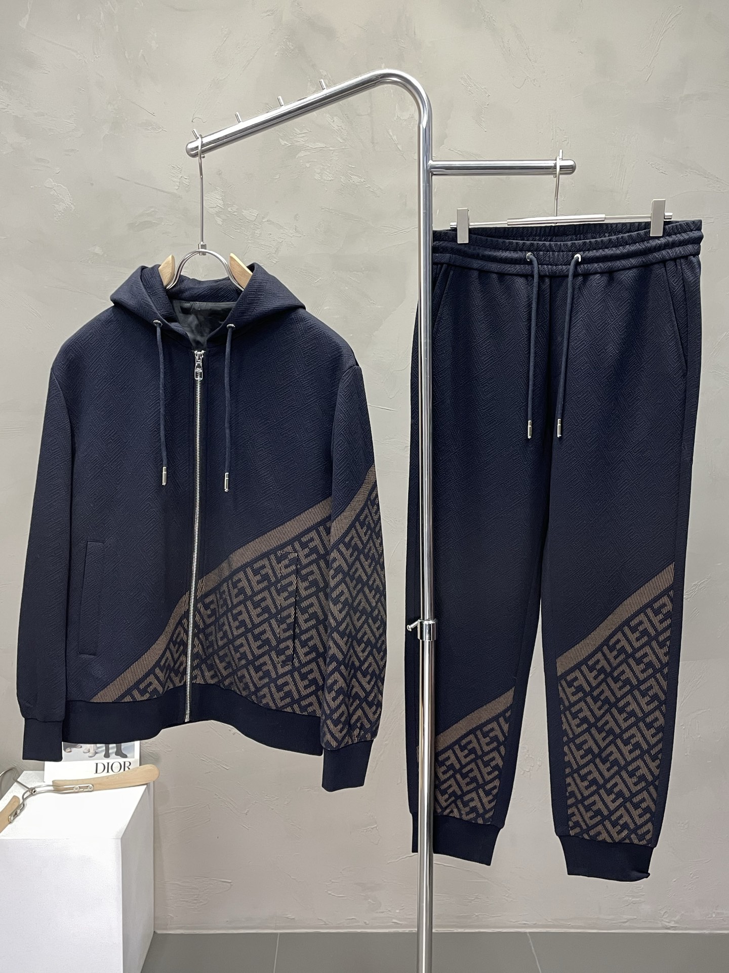 秋冬服 人気商品入荷 フェンディ 上下服 セットアップ?  メンズ