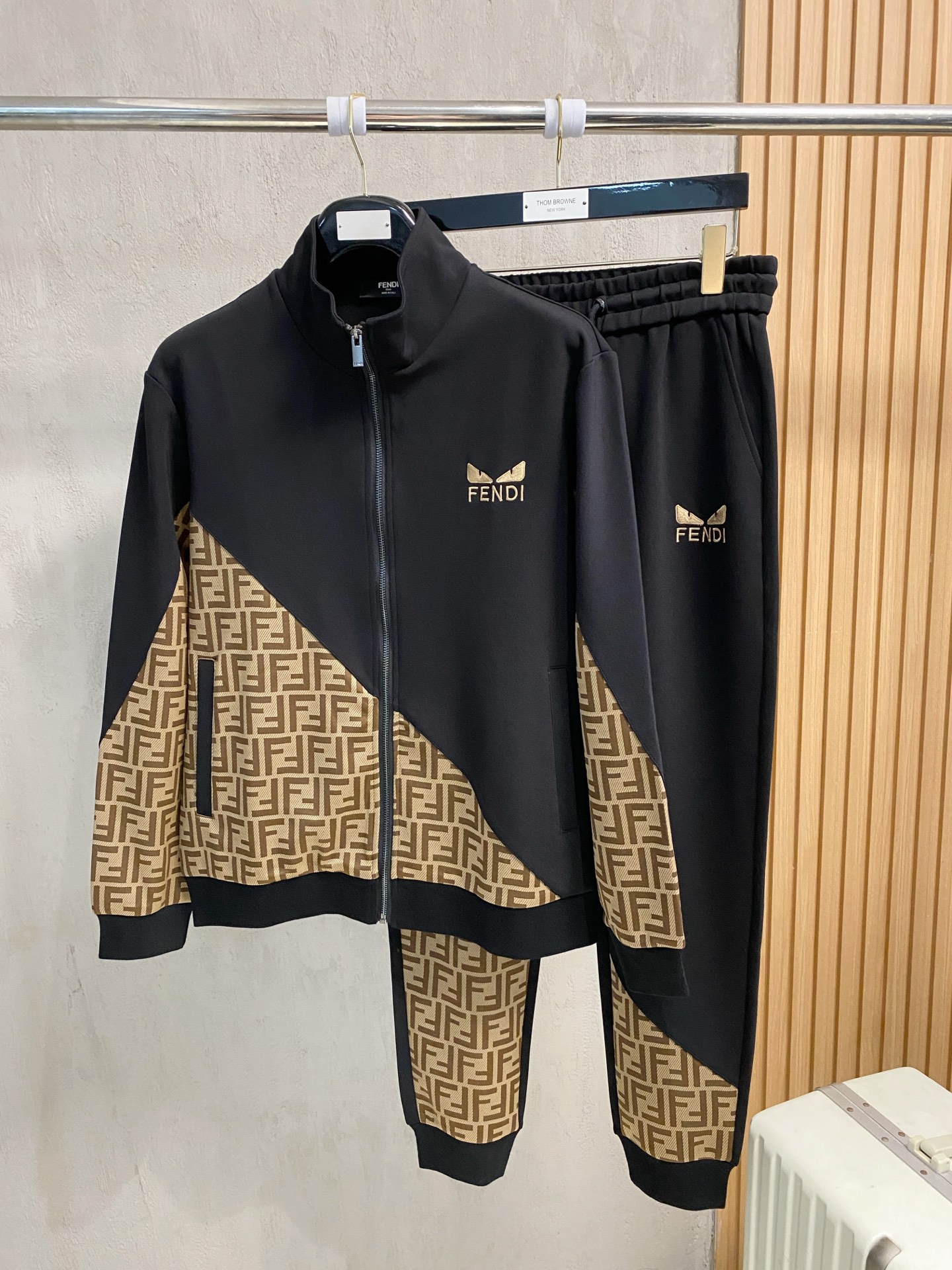 秋冬服 人気商品入荷 フェンディ 上下服 セットアップ? メンズ