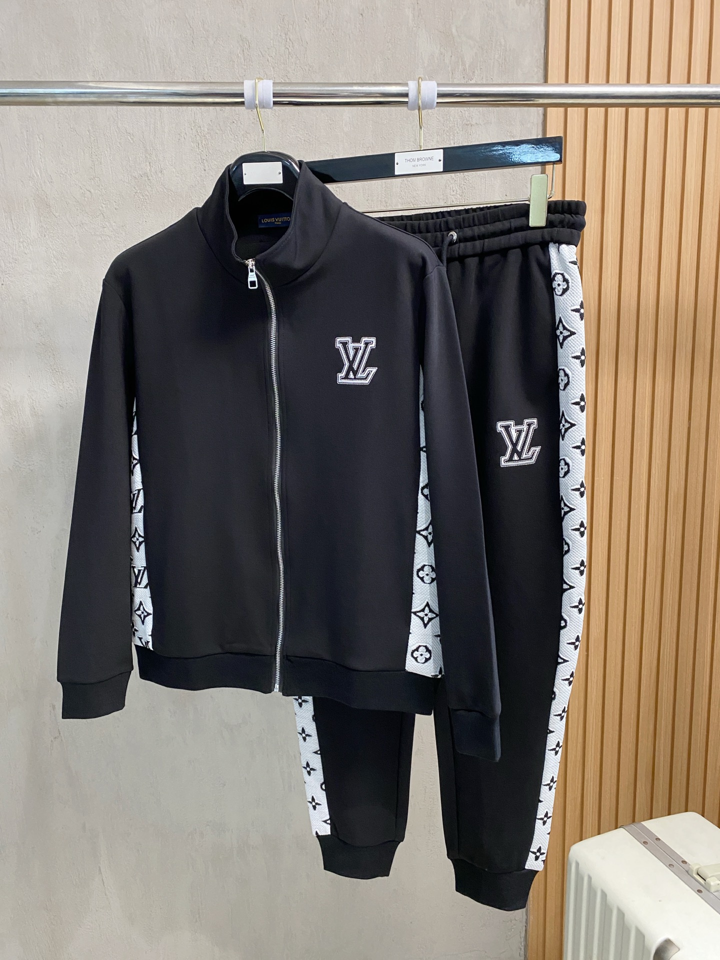 秋冬服 人気商品入荷 ルイヴィトン 上下服 セットアップ  メンズ
