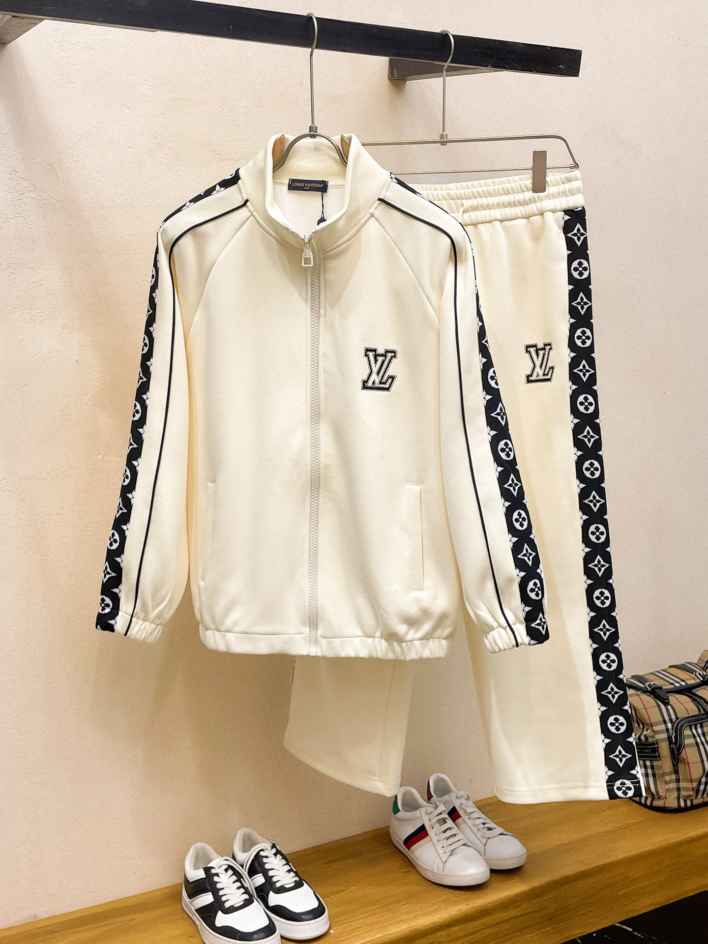 秋冬服 人気商品入荷 ルイヴィトン 上下服 セットアップ  メンズ