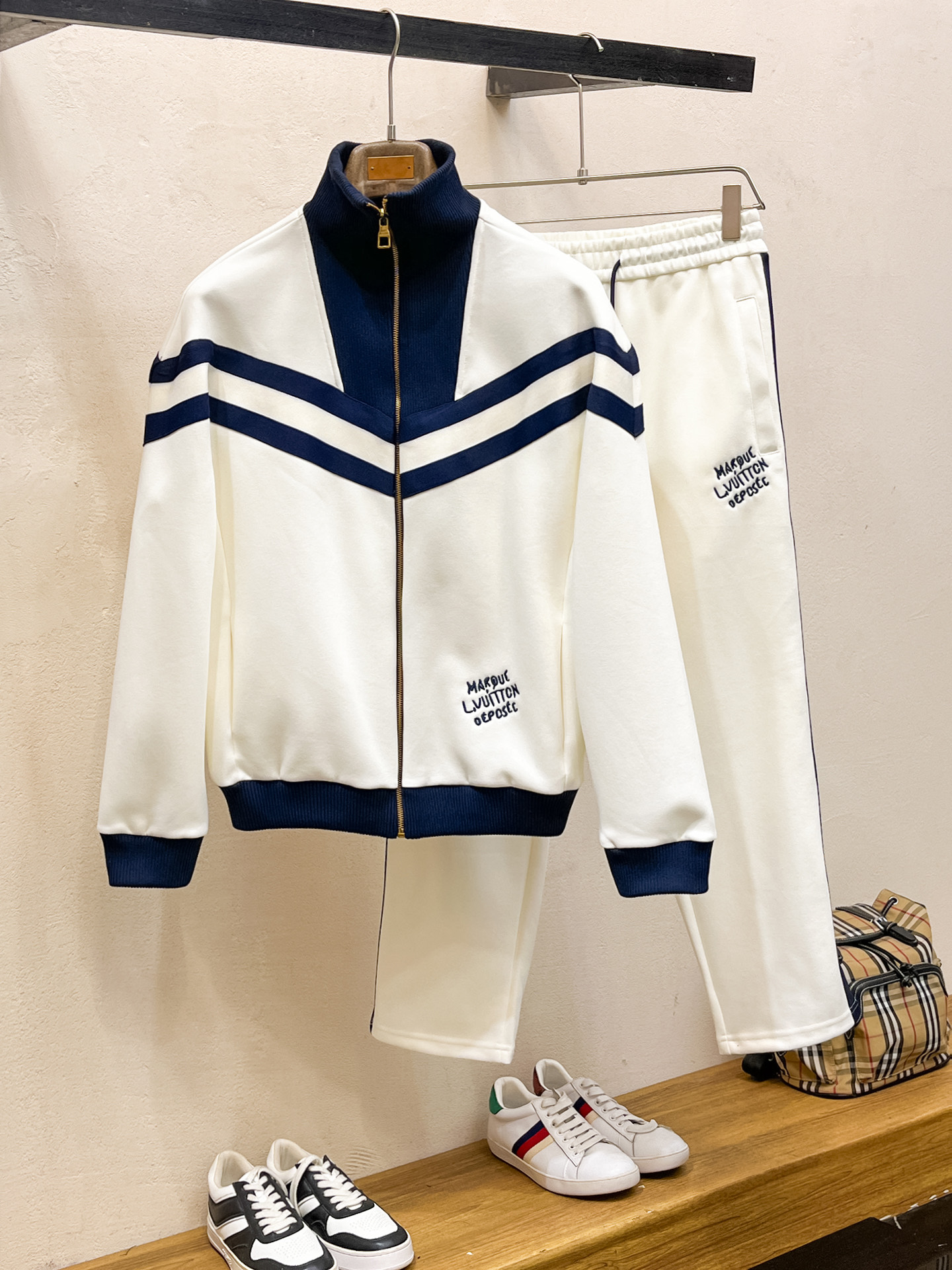 秋冬服 人気商品入荷 ルイヴィトン 上下服 セットアップ  メンズ