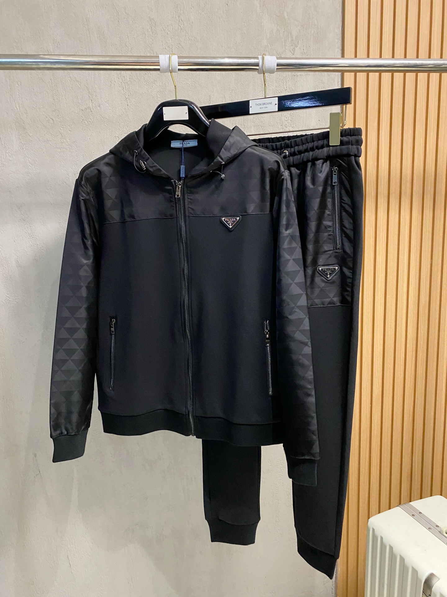 秋冬服 人気商品入荷 プラダ 上下服 防寒 セット  メンズ