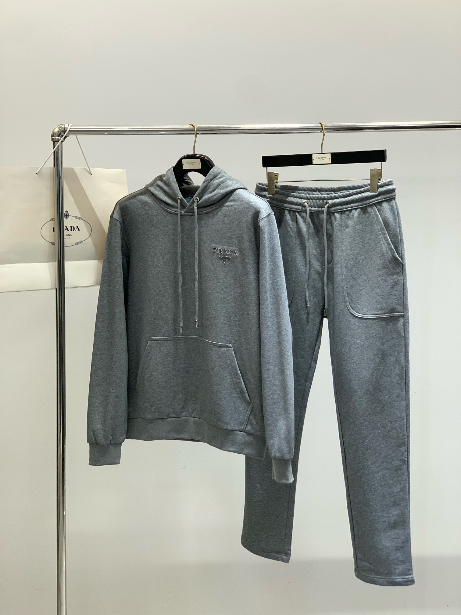 秋冬服 人気商品入荷 プラダ 上下服 防寒セットアップ メンズ