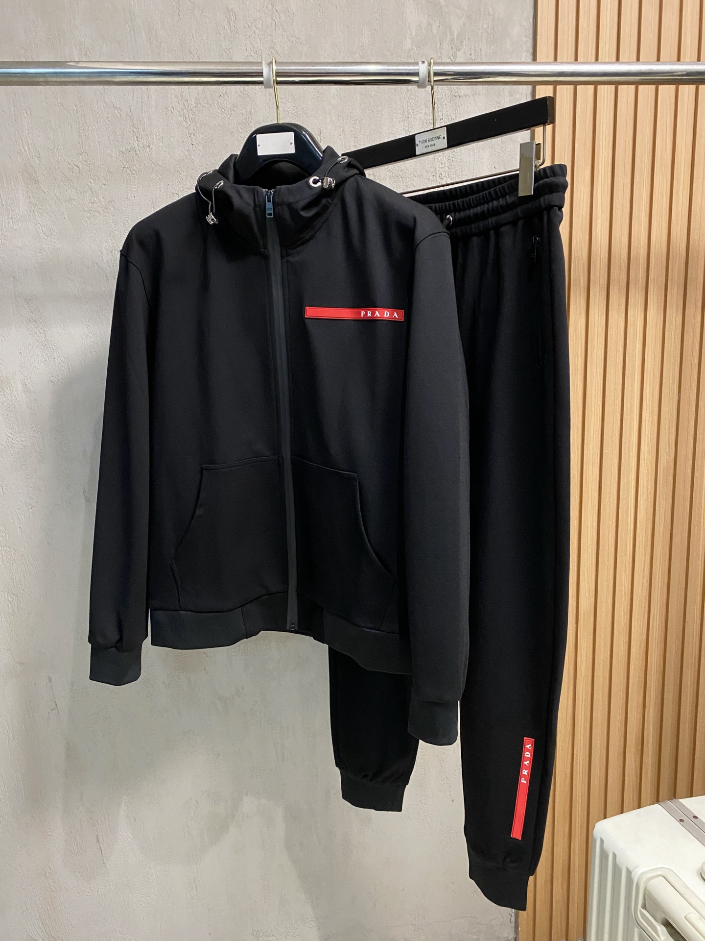 秋冬服 人気商品入荷 プラダ 上下服 野球 セットアップ?  メンズ