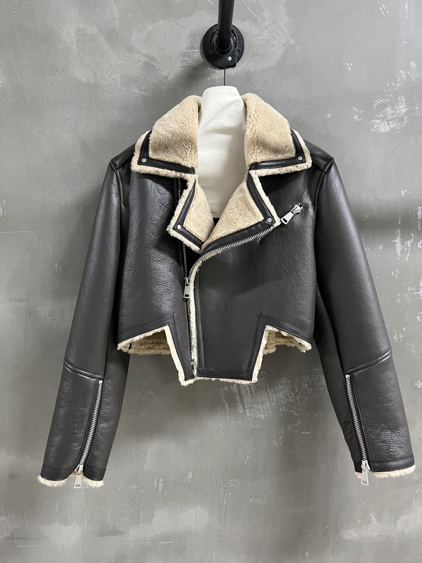 秋冬新品 女性ファッションミュウミュウ レザージャケット/アウター