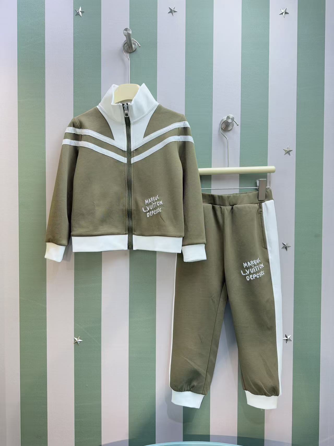 秋冬暖か服ルイヴィトン 子供服 KID 上下服 セットアップ