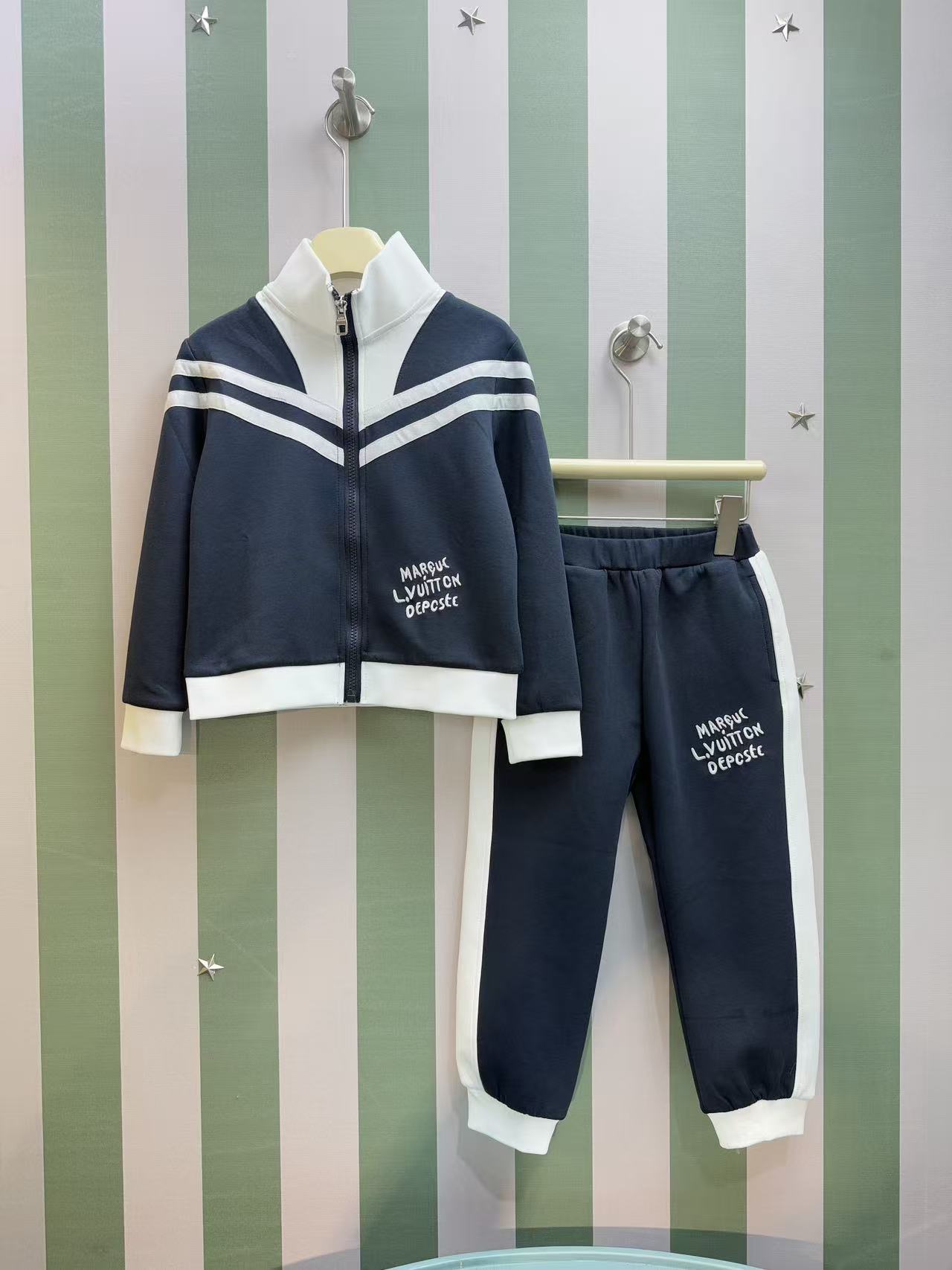 秋冬暖か服ルイヴィトン 子供服 KID 上下服 セットアップ