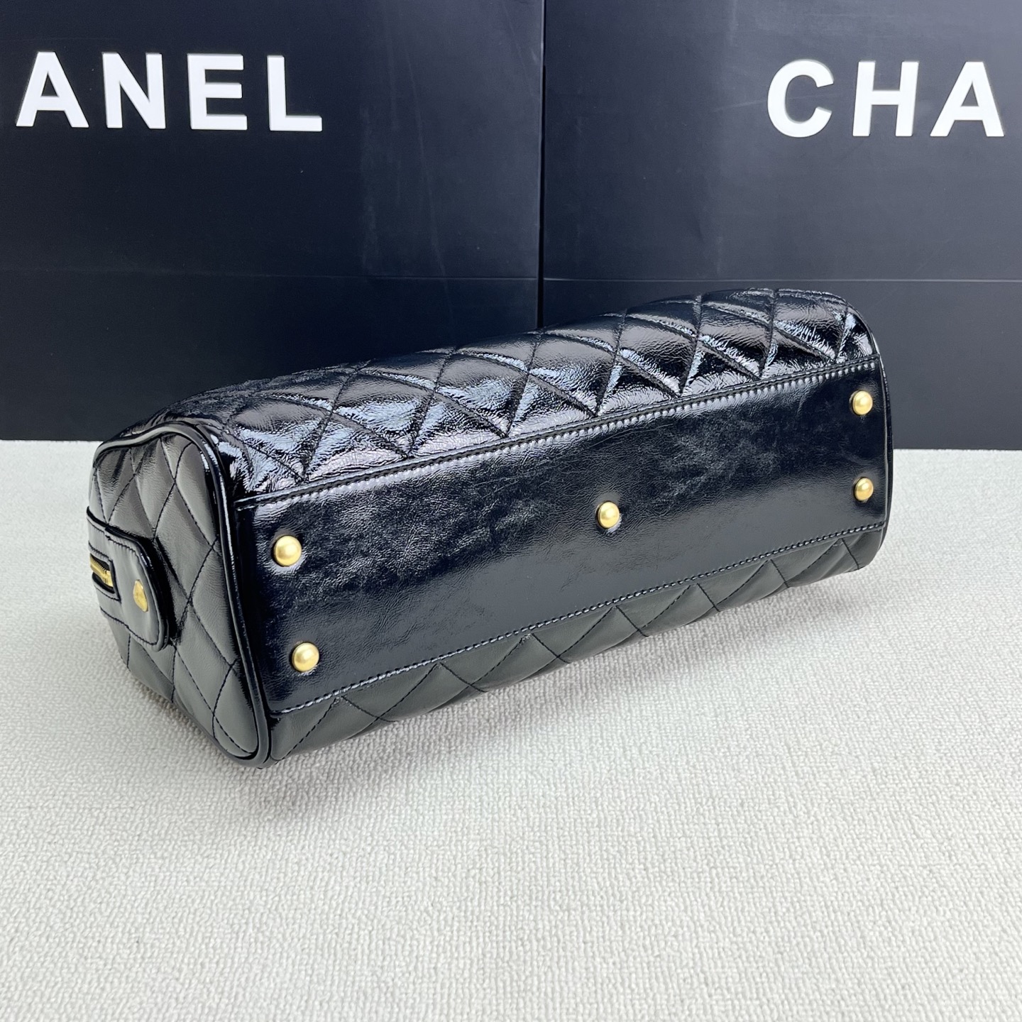 シャネル 最新 ボウリングバッグの魅力|オイルドレザーの輝きと実用性