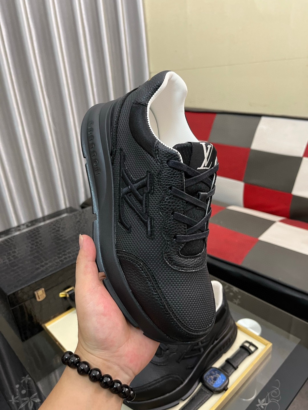 靴 秋冬新品入荷中 ルイヴィトン スニーカー/レースアップ  メンズ