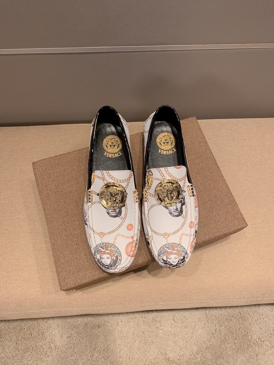 今季新品 靴 ヴェルサーチ ローファー/フラットシューズ メンズ