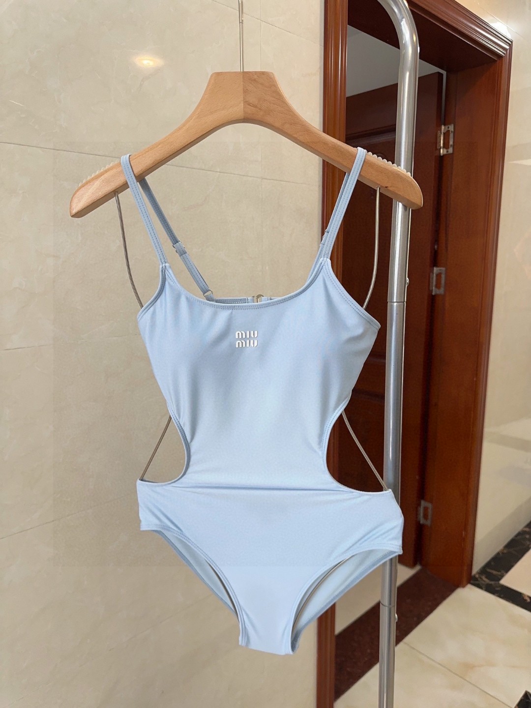 芸能人愛用 ミュウミュウ 女性必見の水着 ビキニ 2506
