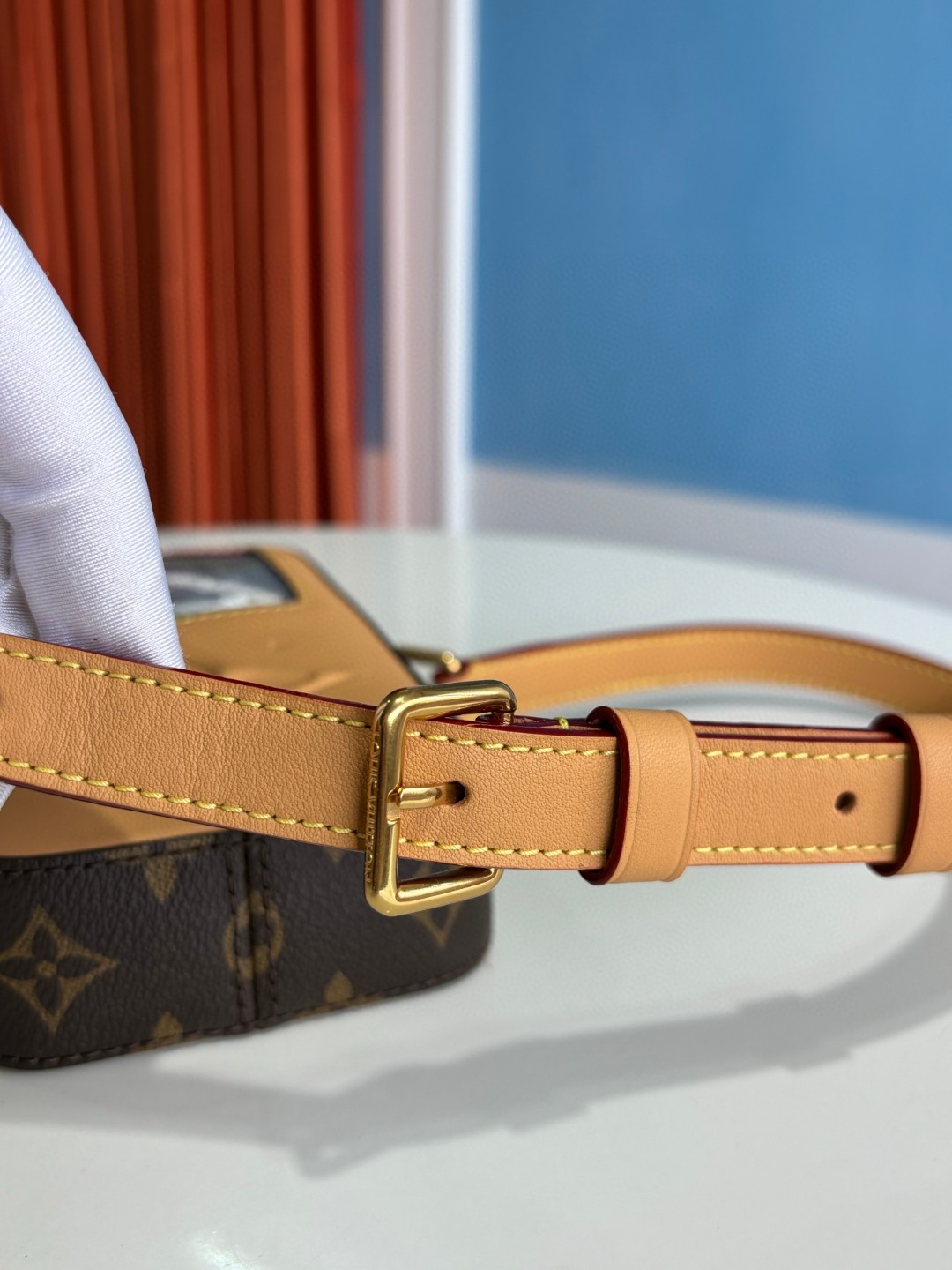 【新作】LV ミュージックプレイヤー ウェアラブルウォレット M14063 モノグラム×牛革 コンパクトポーチ