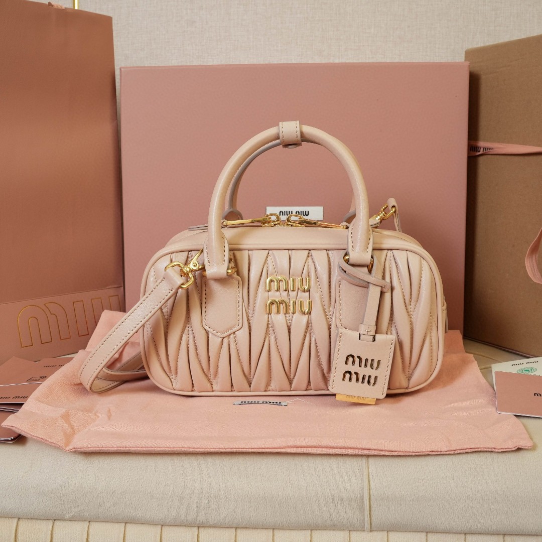 鞄 ミュウミュウ バッグ レザー 2WAYハンドバッグ