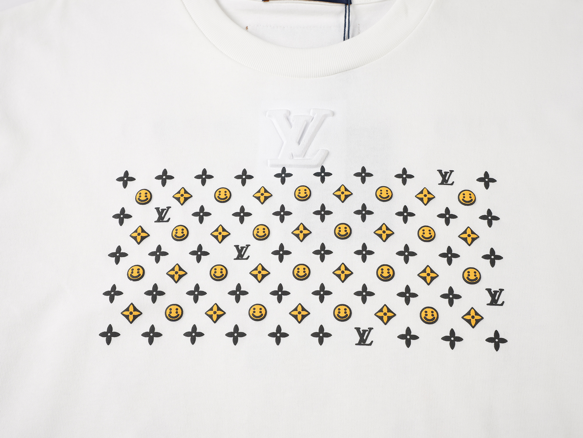 【ルイヴィトン】ファレル×NIGO 25FW 第三弾 クルーネックTシャツ|発泡加工+背面LVロゴで遊ぶストリートダンディズム