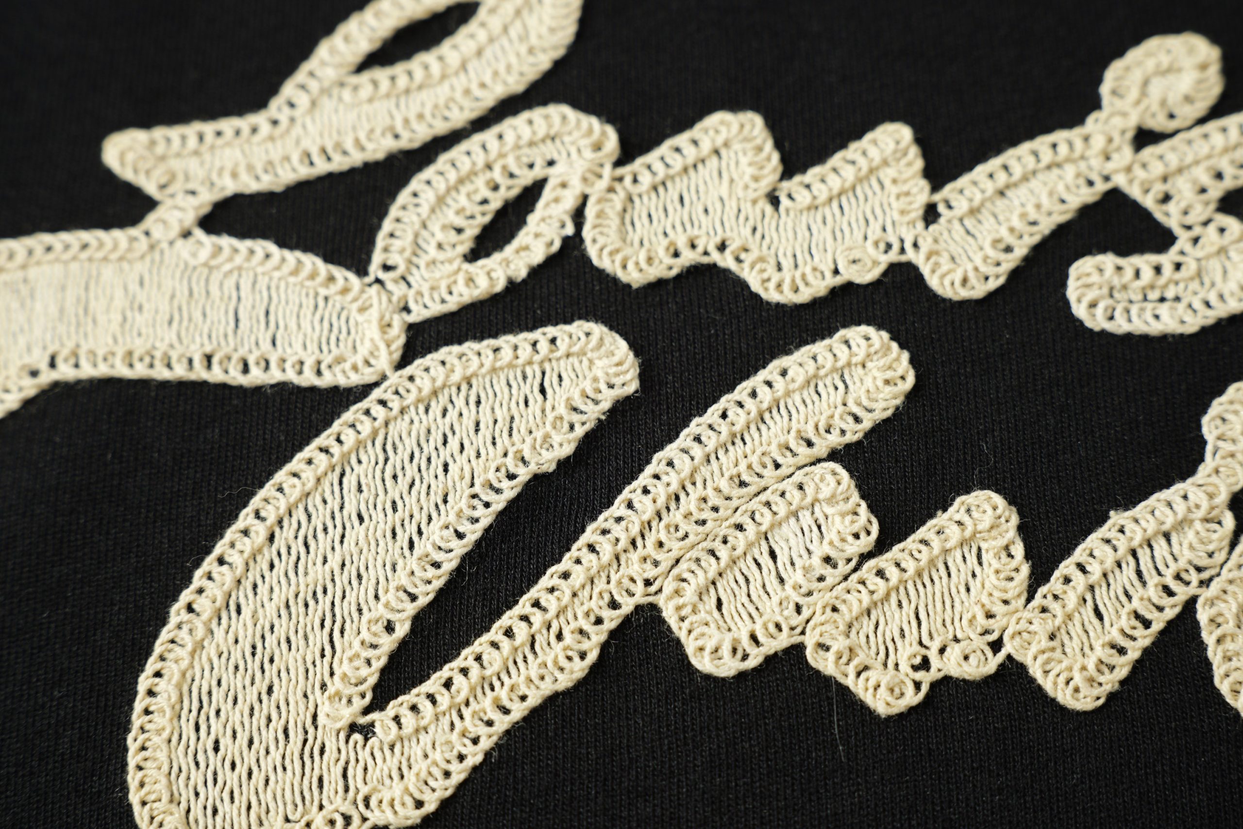 【ルイヴィトン】280g高密度コットンTシャツ｜ラフィア風刺繍＆背面タグで彩るリゾートエレガンス 2506