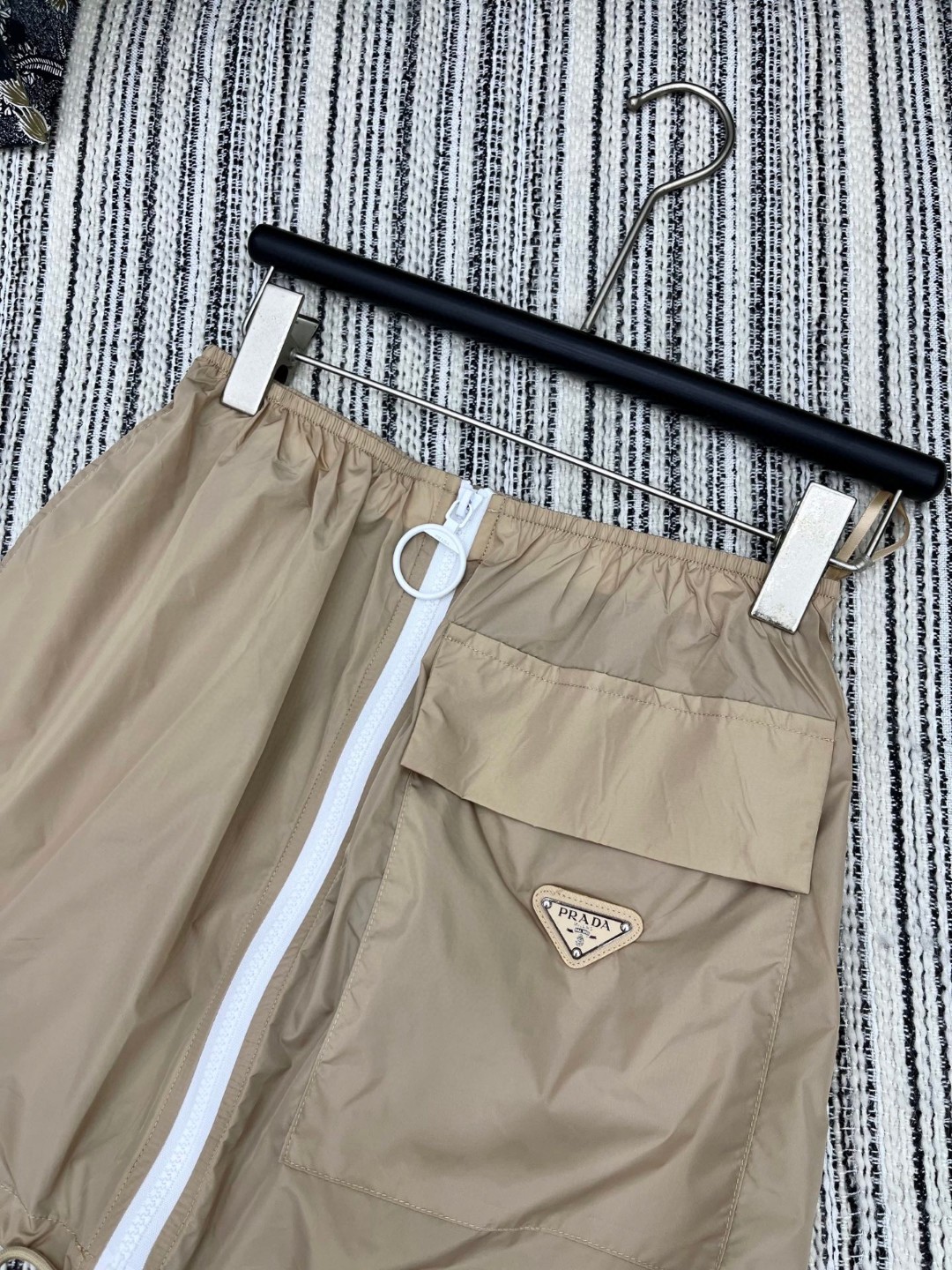 夏新品入荷 女性プラダ 着痩せ安心のスカート ?