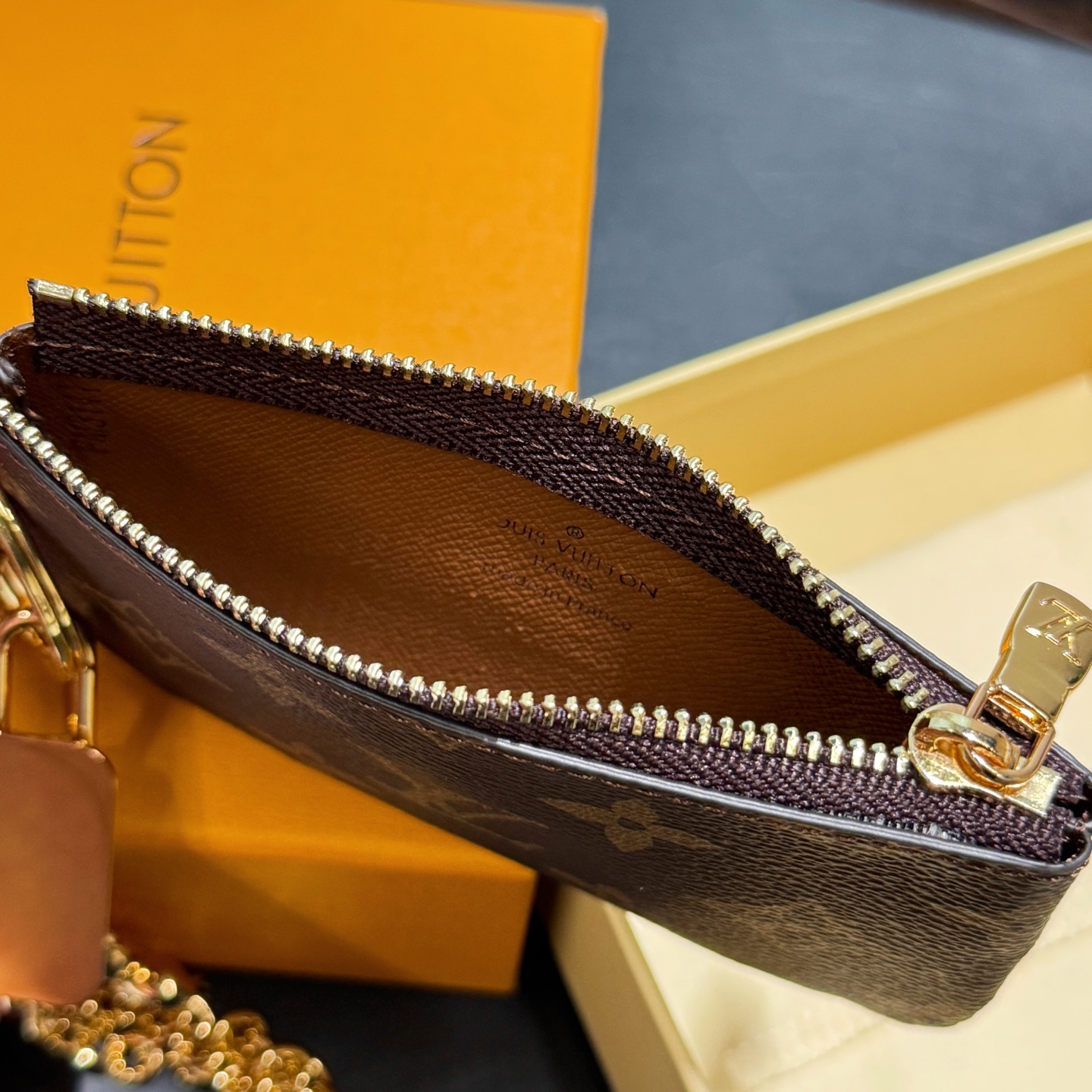 ★Louis Vuitton★超希少 早い物勝ち、人気爆発 スマホストラップ付き コンパクト小銭入れ おしゃれなメタルパーツ 2506