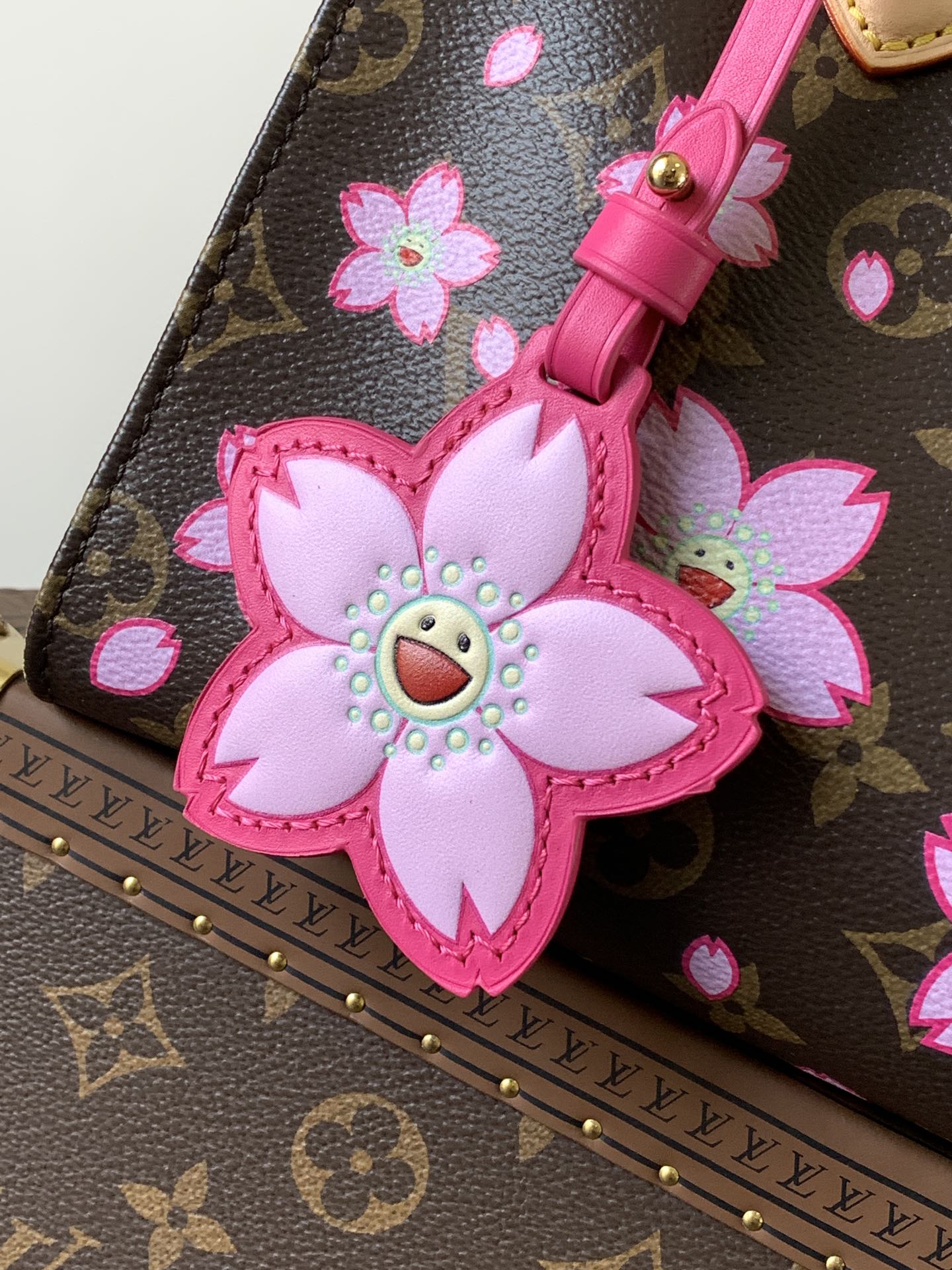 【新作】LV×村上隆 オン・ザ・ゴー PM 桜モノグラム 25cm 取り外し花飾り付き バッグ[ 村上隆復刻限定]