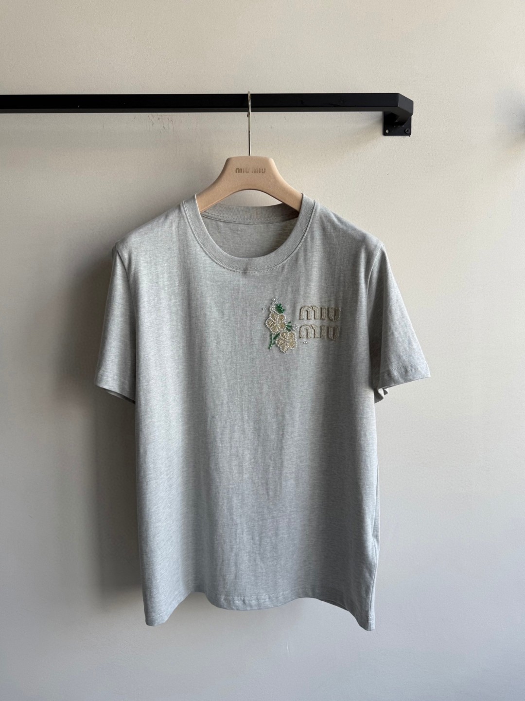 夏新品入荷 女性ミュウミュウ トップス Tシャツ