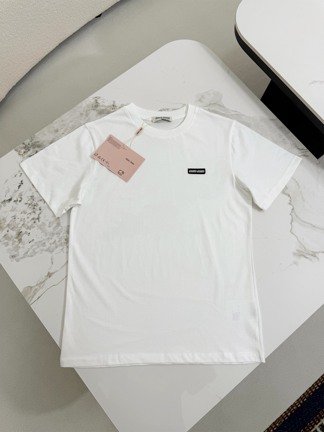 夏新品入荷 女性ミュウミュウ トップス Tシャツ