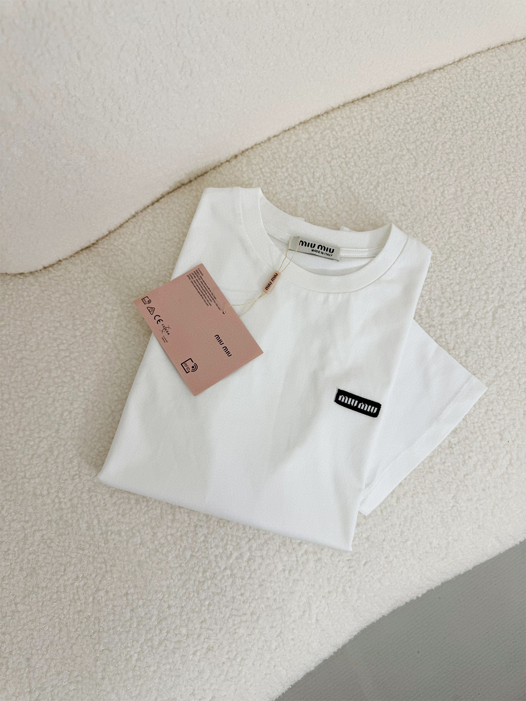 夏新品入荷 女性ミュウミュウ トップス Tシャツ