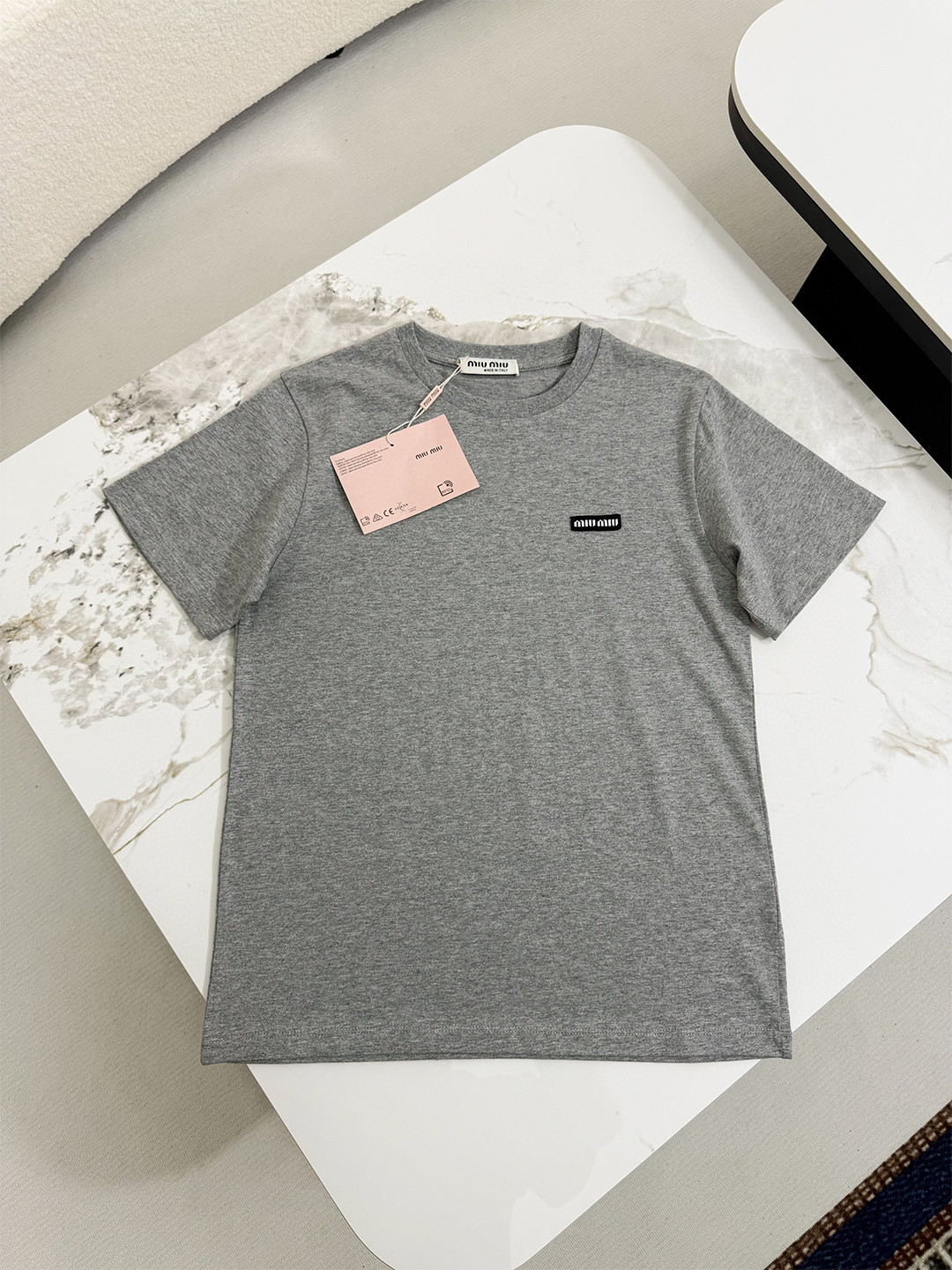 夏新品入荷 女性ミュウミュウ トップス Tシャツ