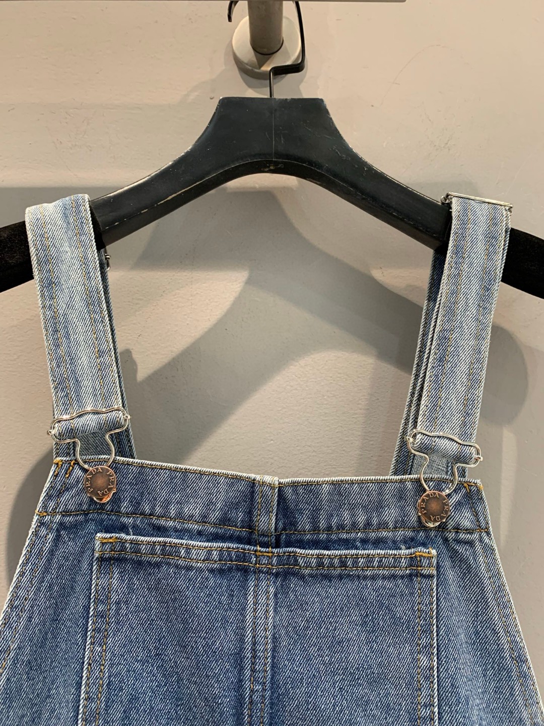 夏新品入荷 女性プラダ 着痩せ安心のスカート ?