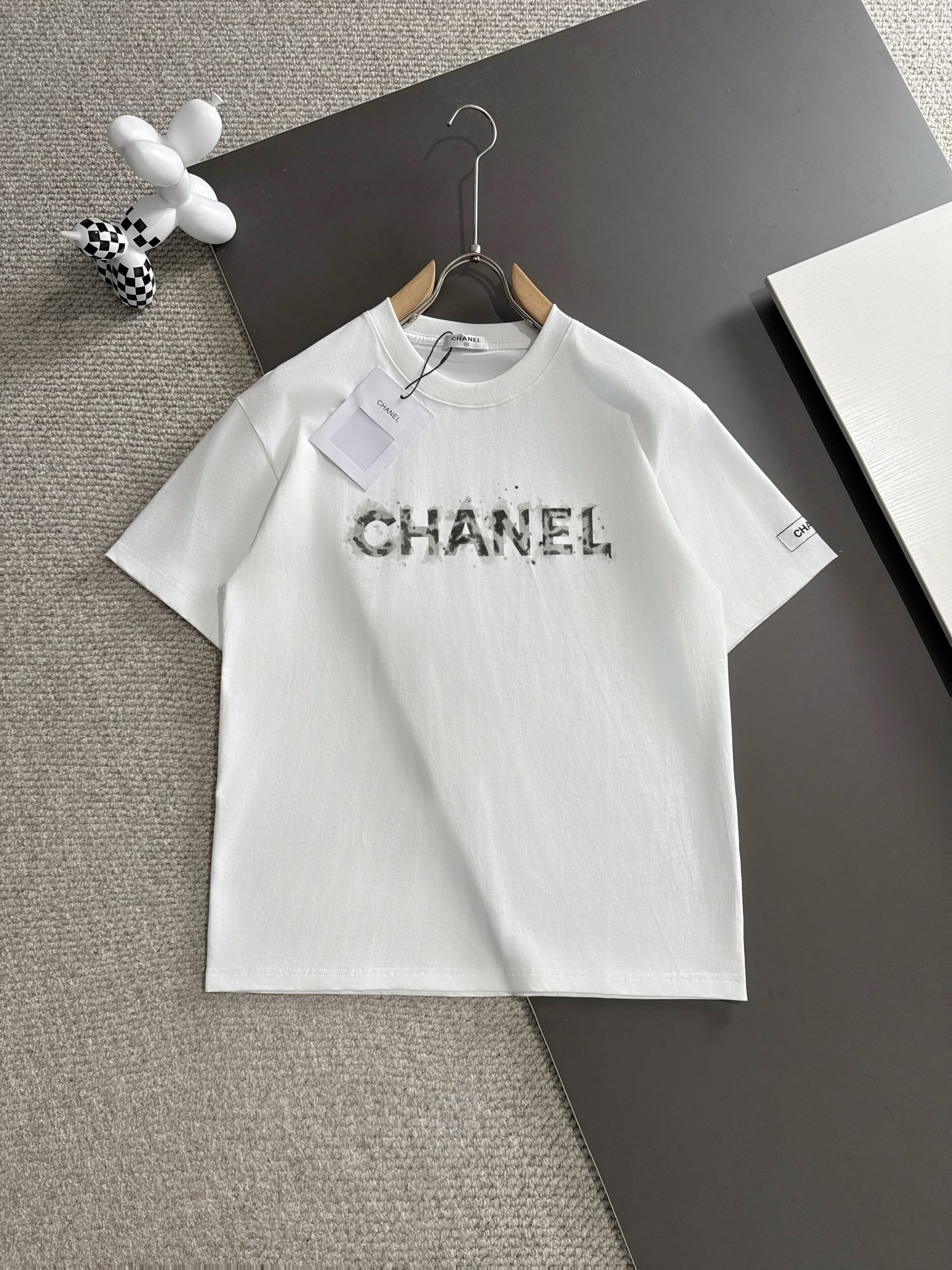 シャネル 新作 ハンドプリント ホワイトTシャツ タオル地 ダブルCロゴ レディース サイズ豊富2506