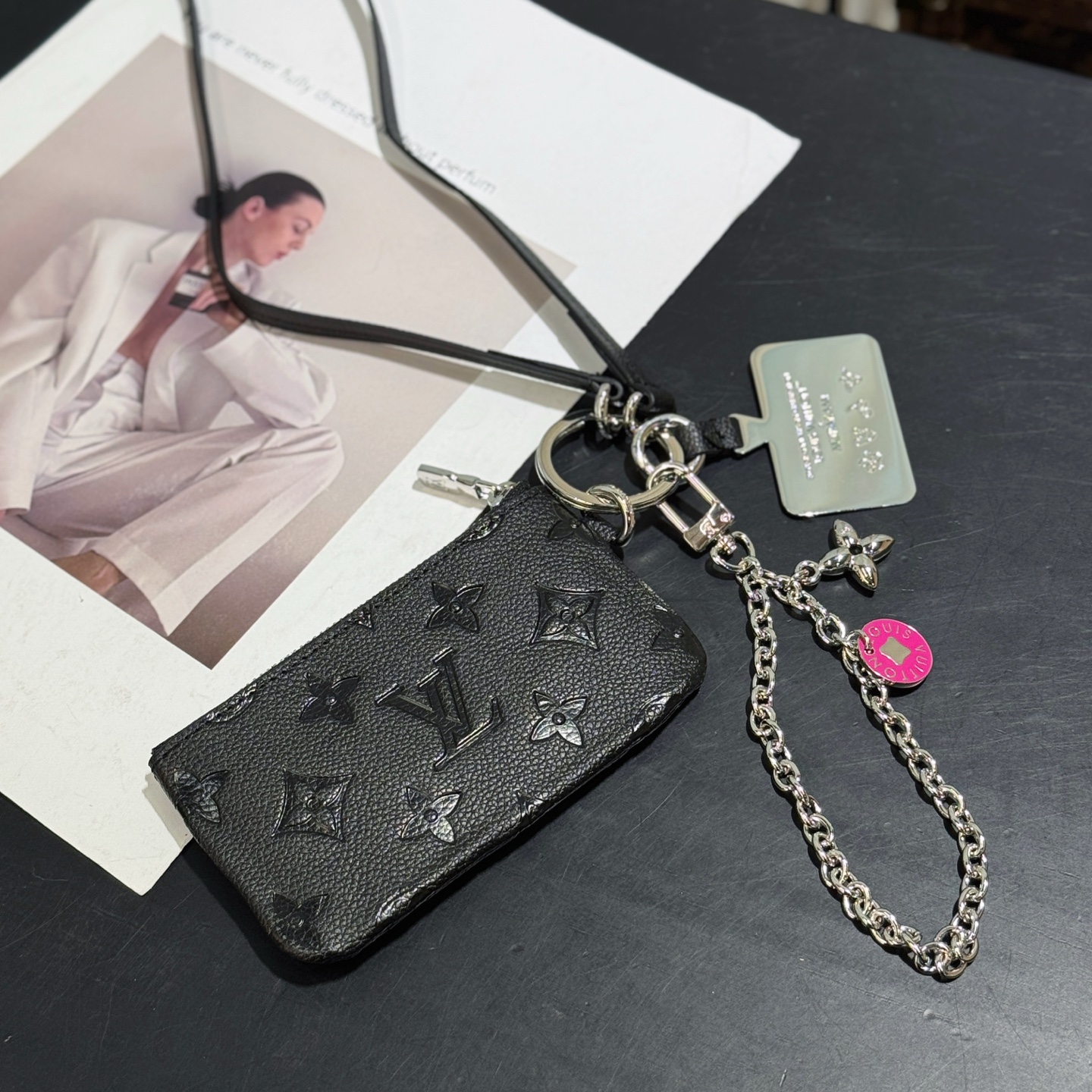 ★Louis Vuitton★超希少 早い物勝ち、人気爆発 スマホストラップ付き コンパクト小銭入れ おしゃれなメタルパーツ 2506